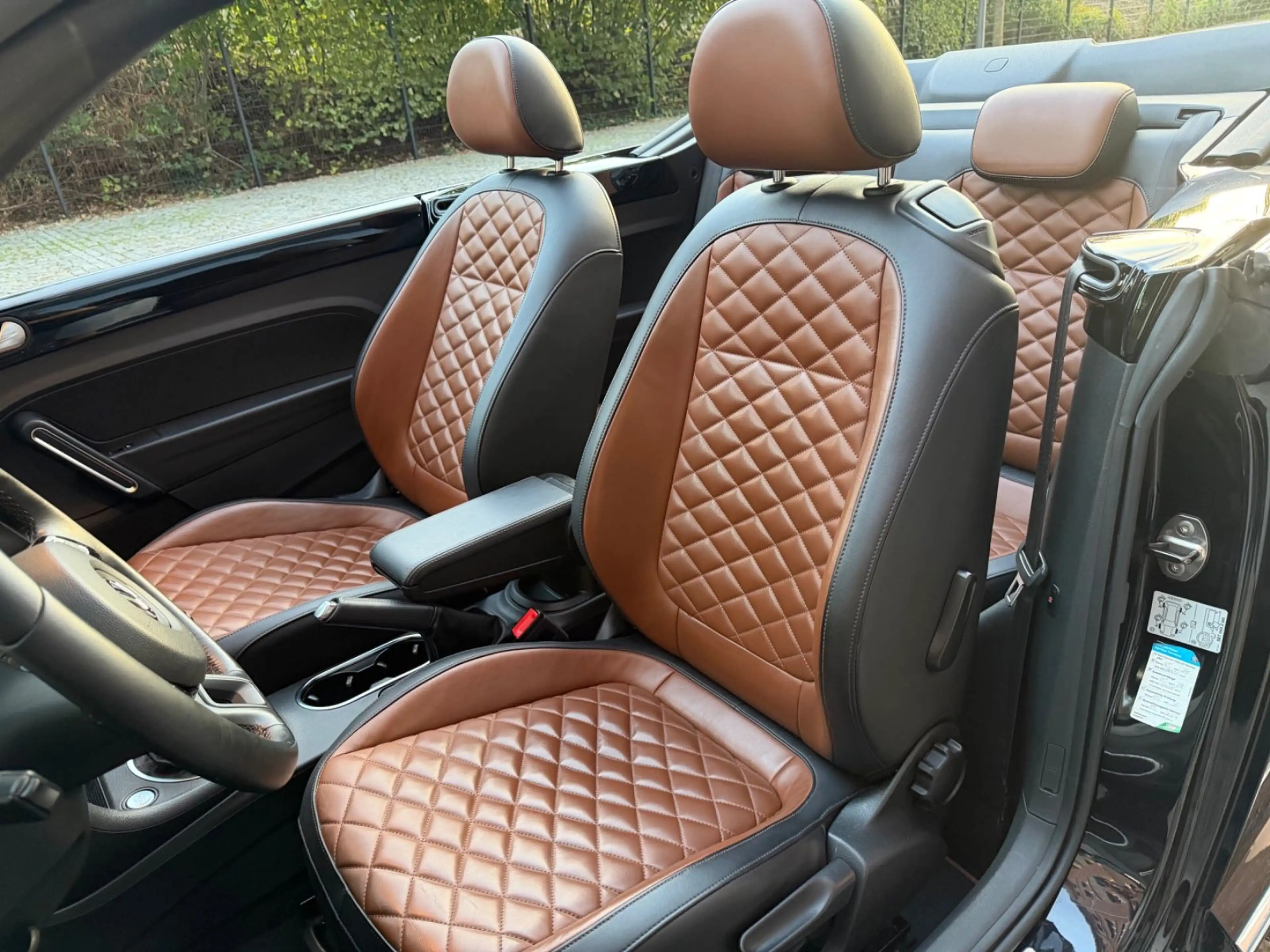 Volkswagen Beetle Cabrio Exclusive Sport *1.Hand*Navi*Leder — photo 11