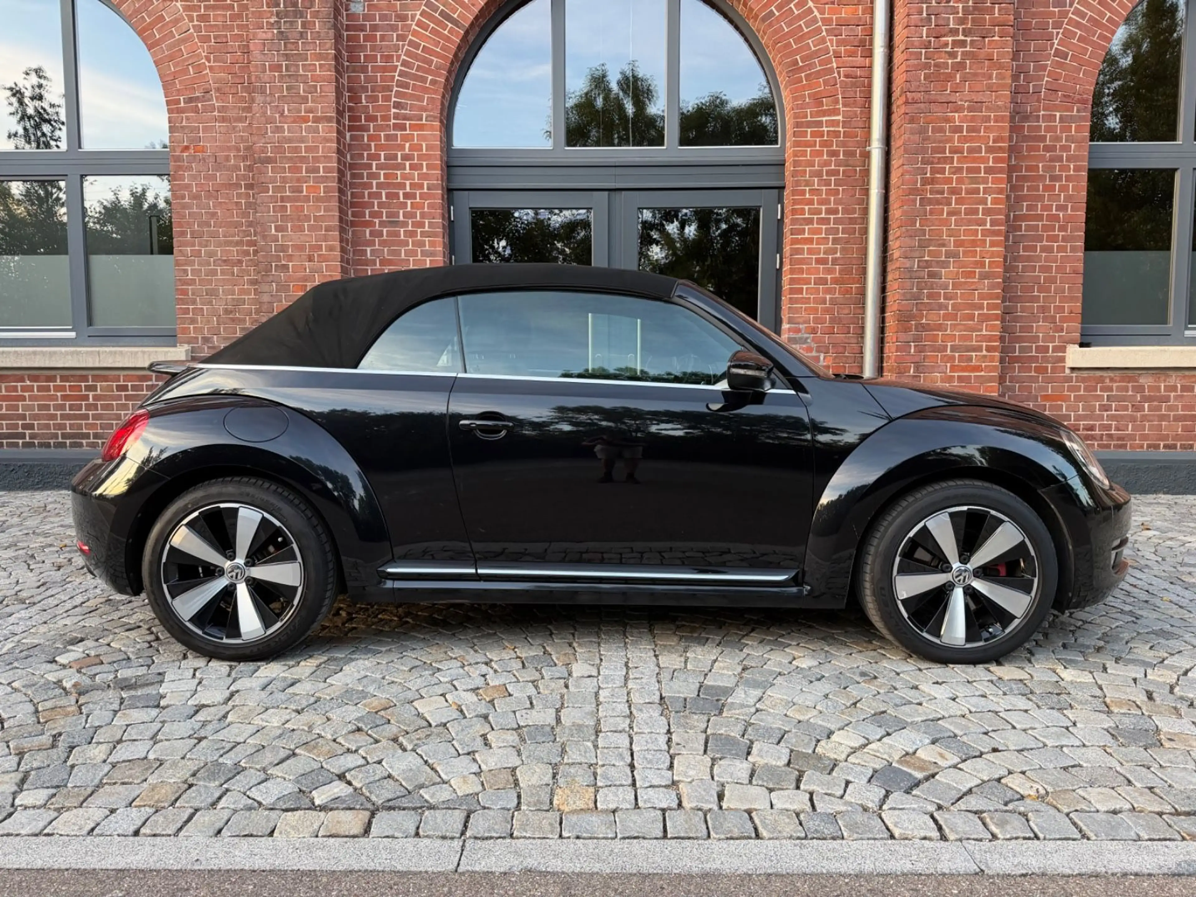 Volkswagen Beetle Cabrio Exclusive Sport *1.Hand*Navi*Leder — photo 2