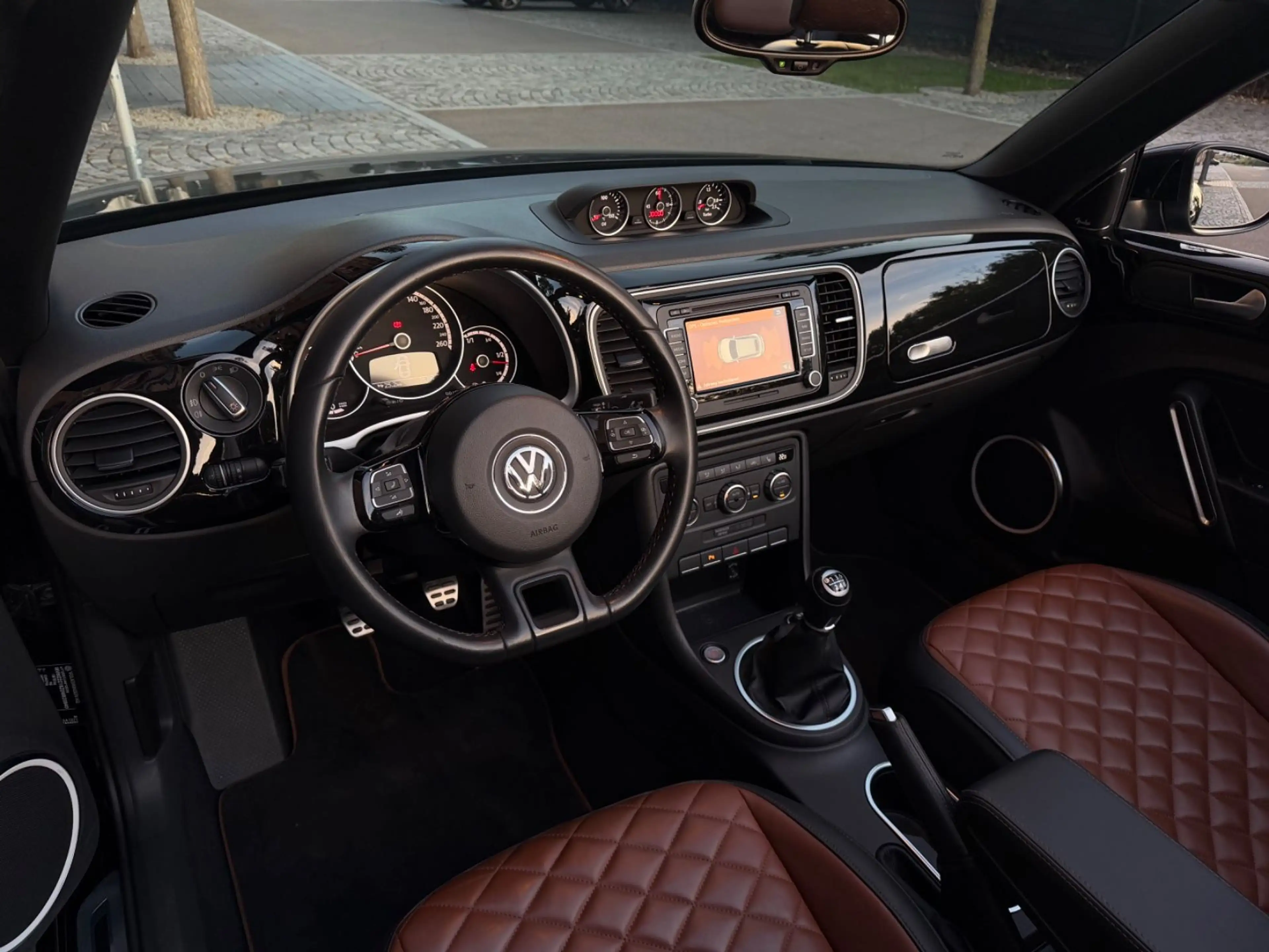 Volkswagen Beetle Cabrio Exclusive Sport *1.Hand*Navi*Leder — photo 10