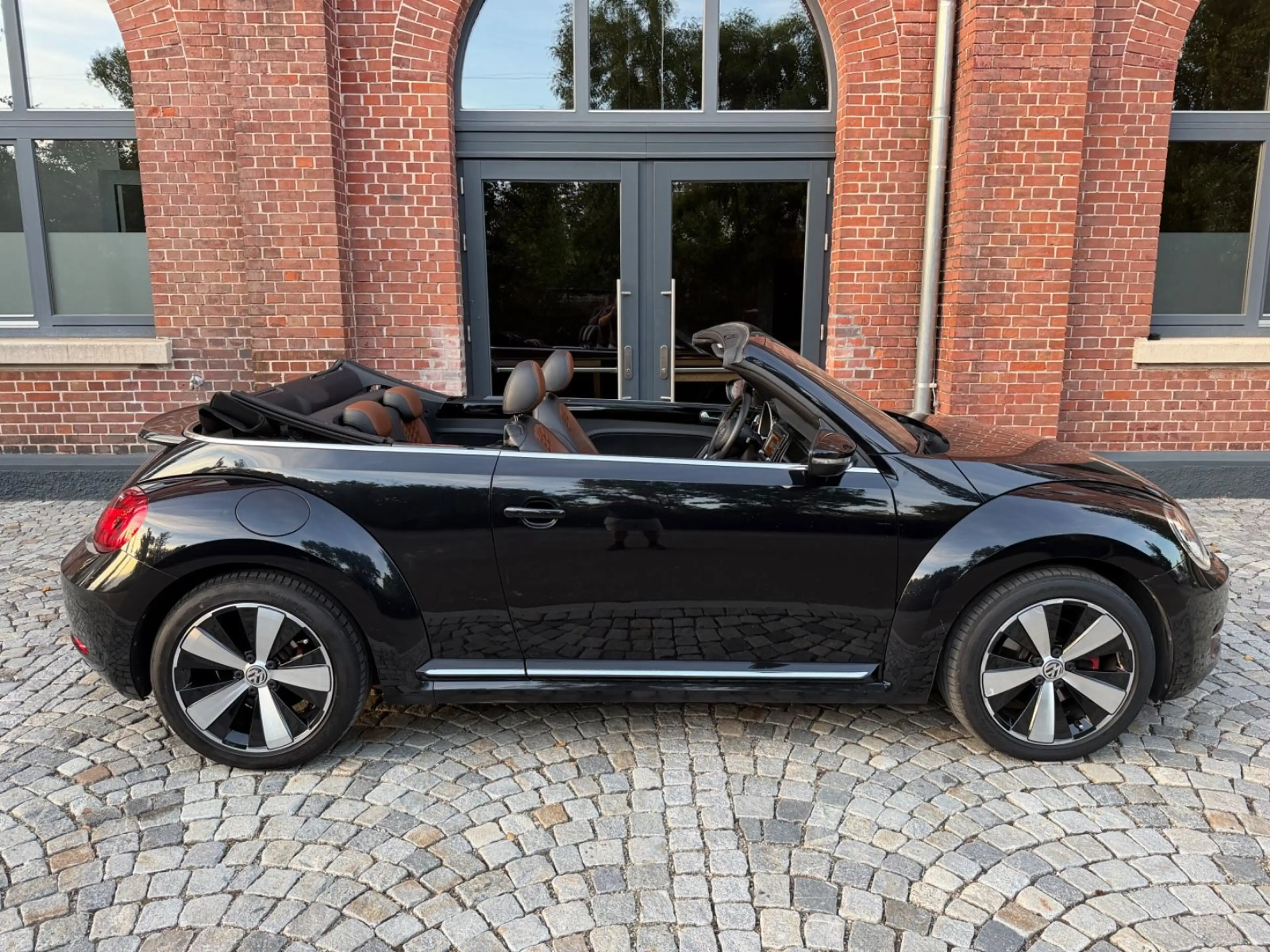 Volkswagen Beetle Cabrio Exclusive Sport *1.Hand*Navi*Leder — photo 3