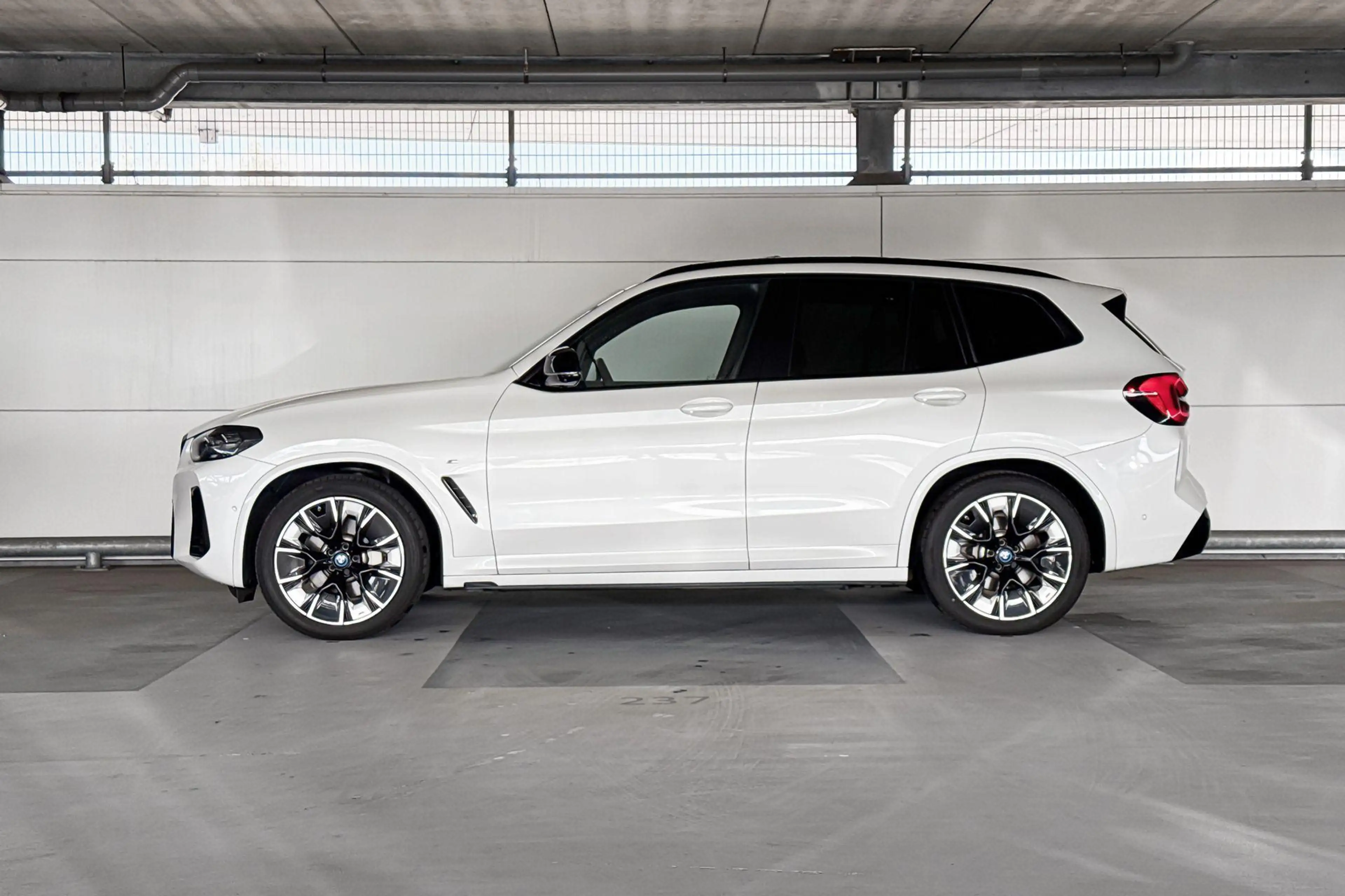 BMW iX3 High Executive 80 kWh — photo 2