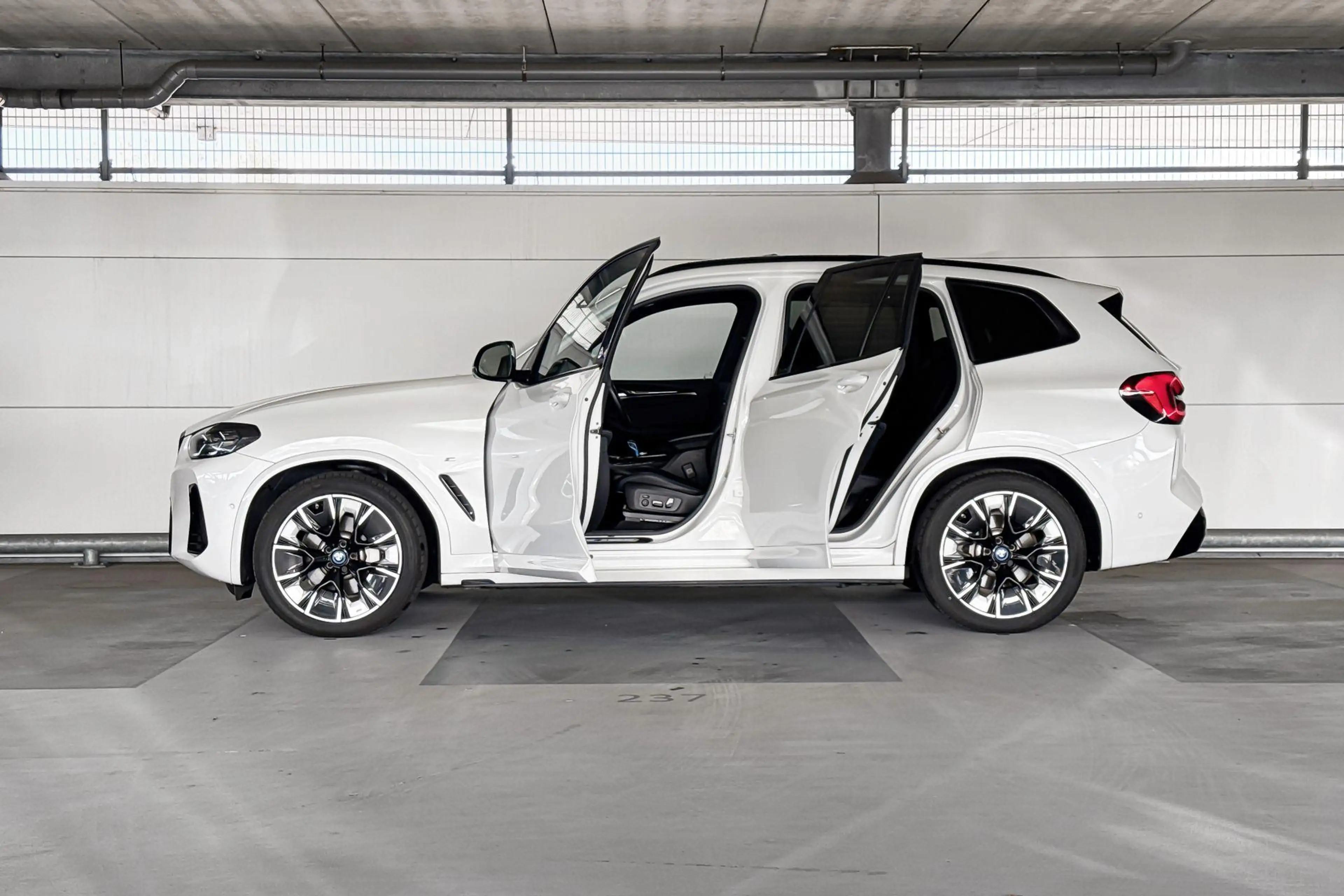 BMW iX3 High Executive 80 kWh — photo 3