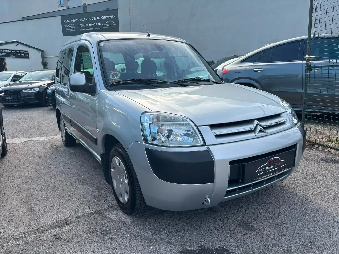 Citroen Berlingo 1.4 Family Original niedrige KM (ohne Pickerl) Grau - 2