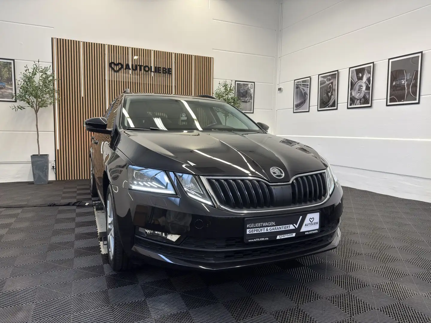 Skoda Octavia 2.0 TSI Ambition DSG*AHK*NAVI*PDC*2HD Schwarz - 1