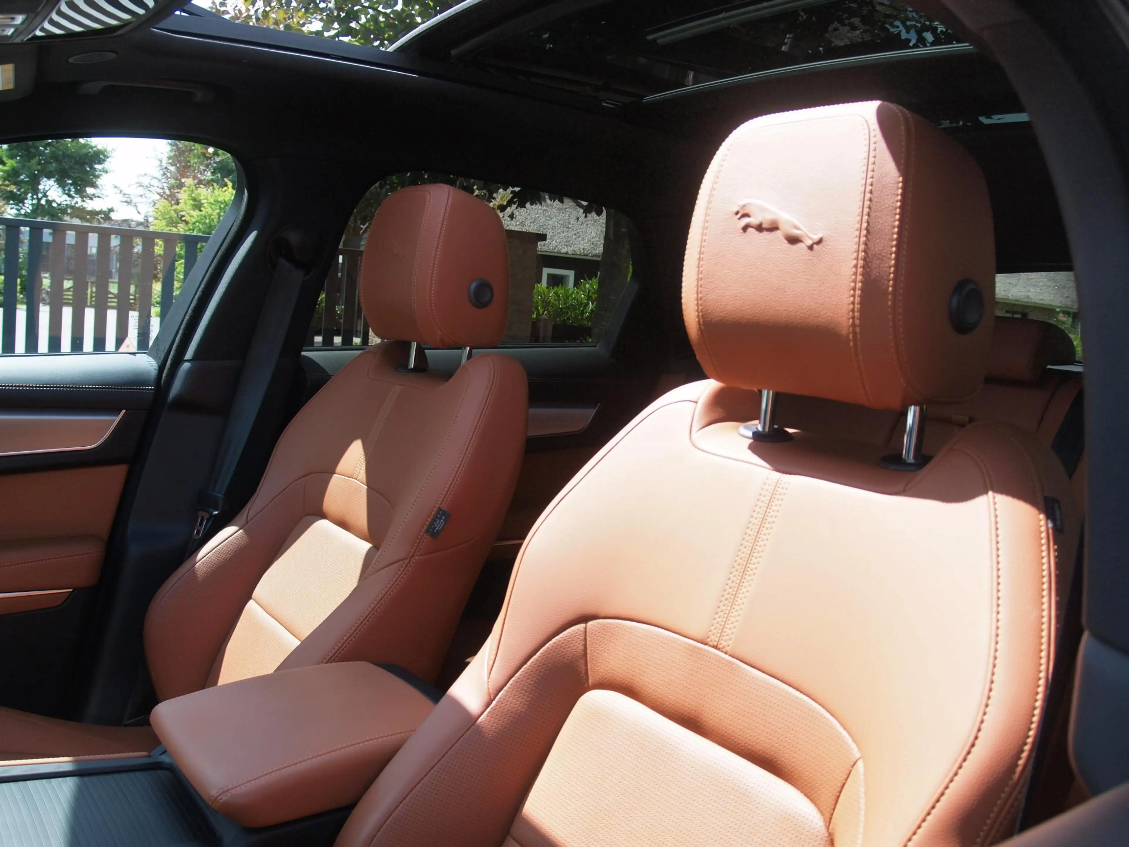 Jaguar F-Pace 2.0 P400e PHEV SE R-Dynamic | Panoramadak | Camera — photo 16