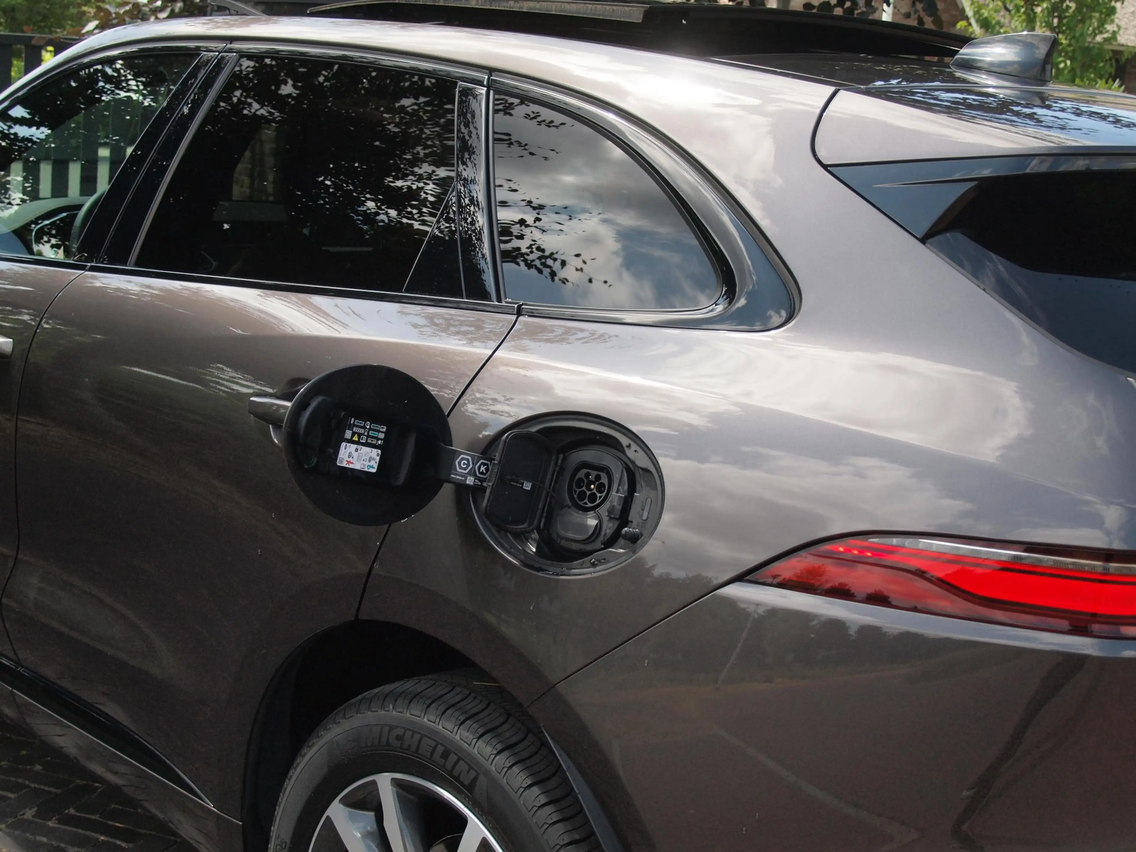 Jaguar F-Pace 2.0 P400e PHEV SE R-Dynamic | Panoramadak | Camera — photo 15