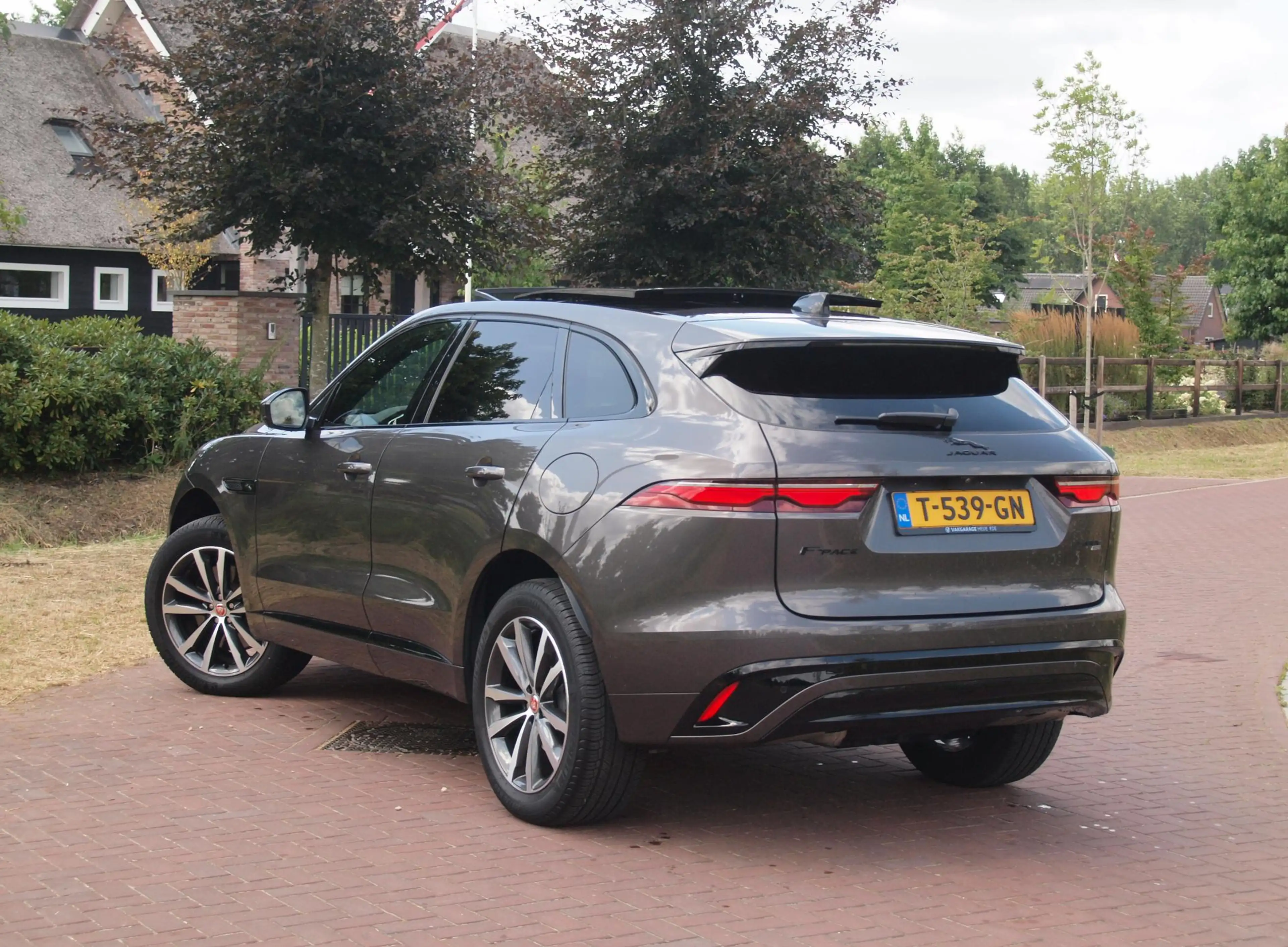Jaguar F-Pace 2.0 P400e PHEV SE R-Dynamic | Panoramadak | Camera — photo 3