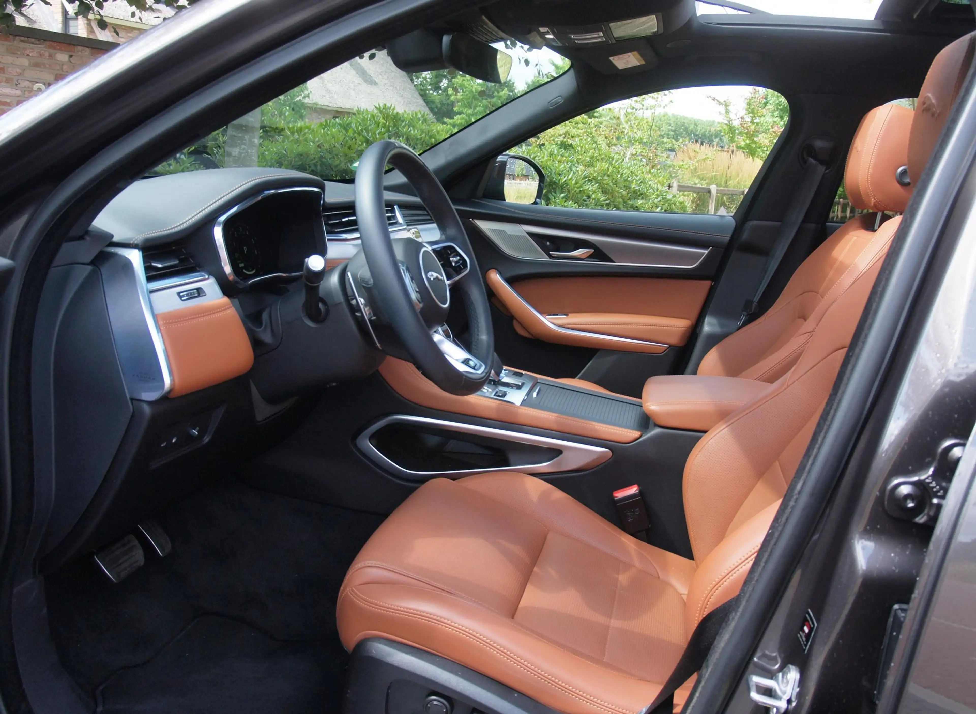 Jaguar F-Pace 2.0 P400e PHEV SE R-Dynamic | Panoramadak | Camera — photo 17