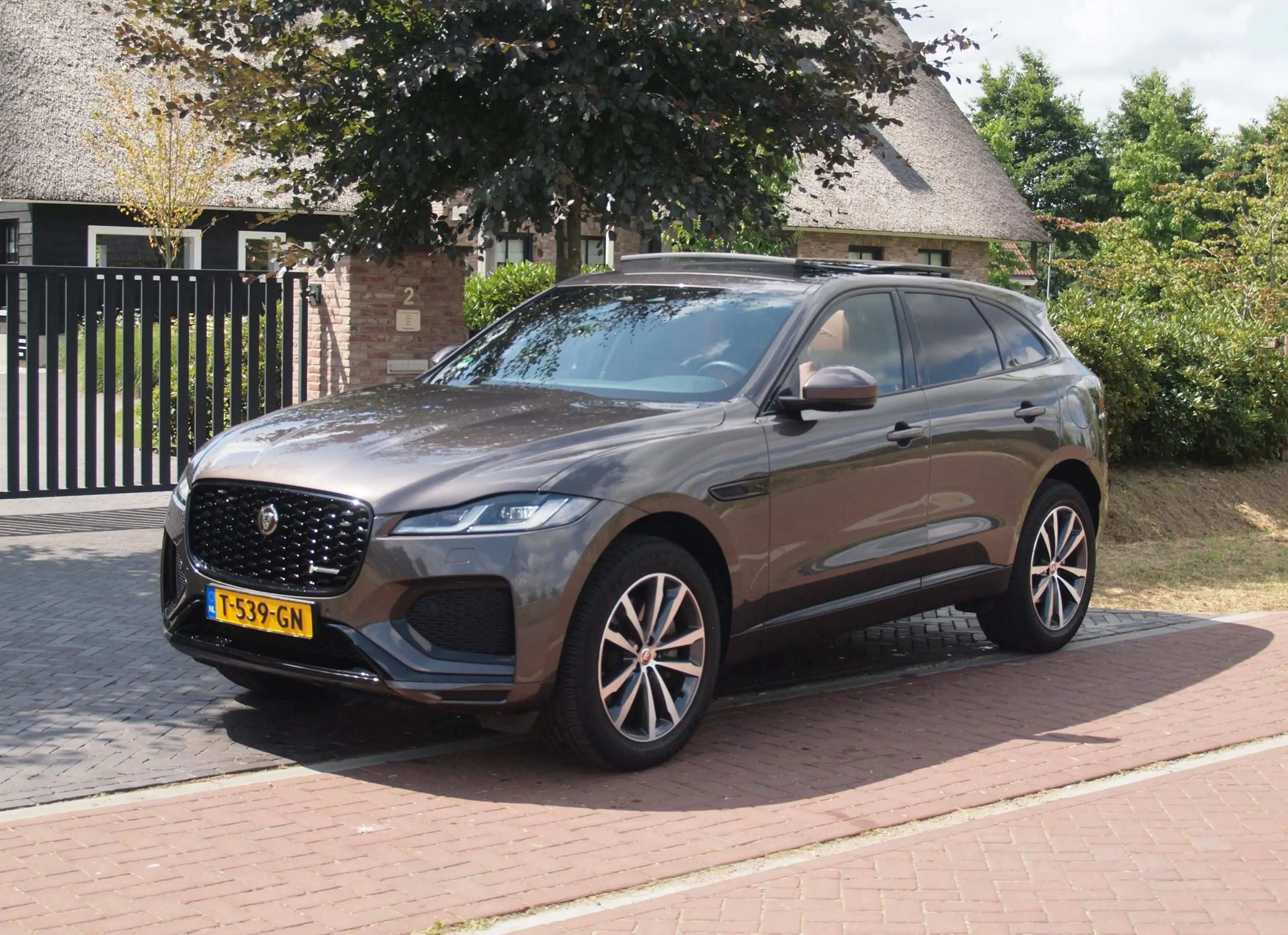 Jaguar F-Pace 2.0 P400e PHEV SE R-Dynamic | Panoramadak | Camera — photo 6