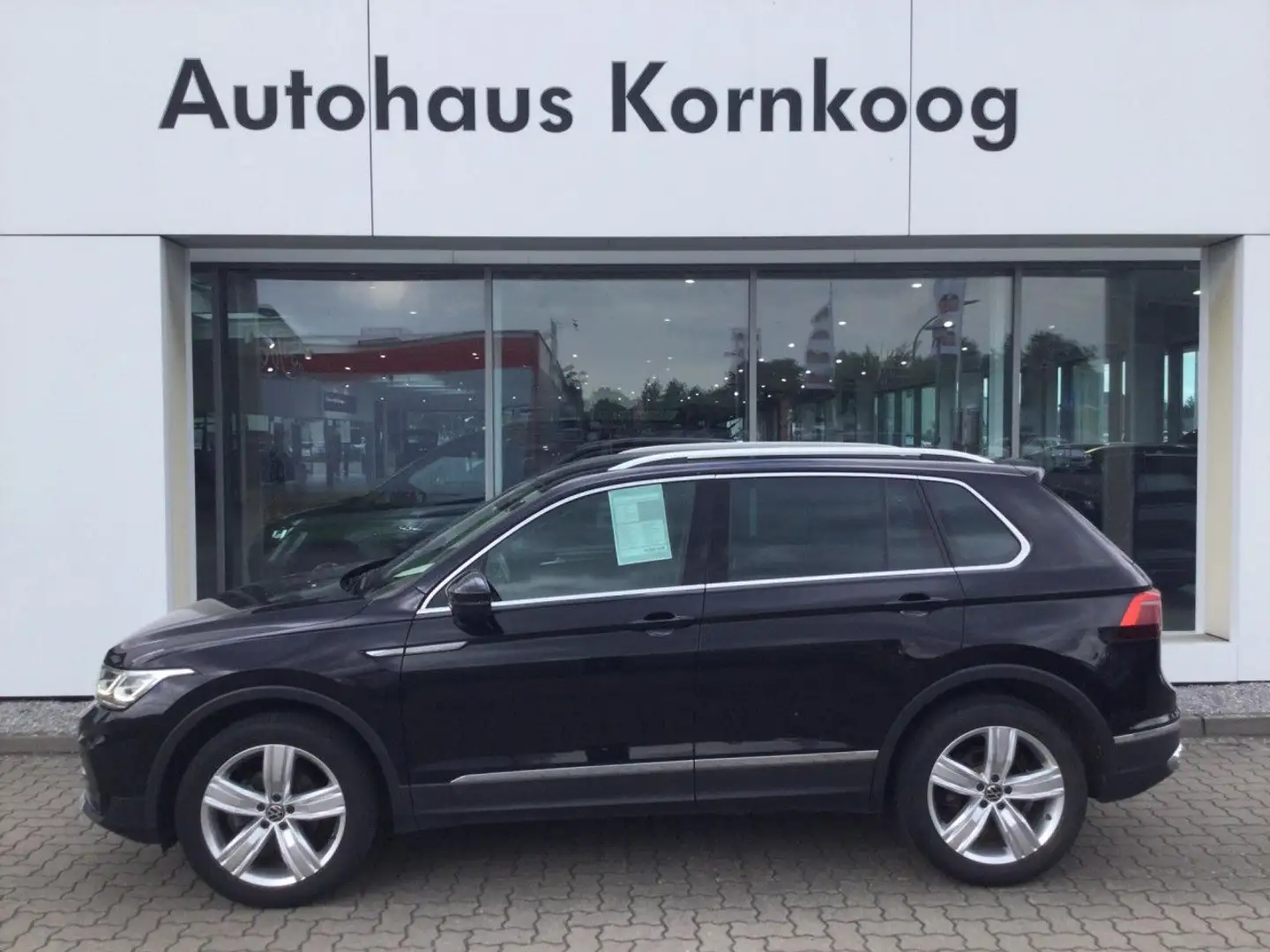 Volkswagen Tiguan 2.0 TDI DSG 4MOTION Elegance LED NAVI AHK Zwart - 1