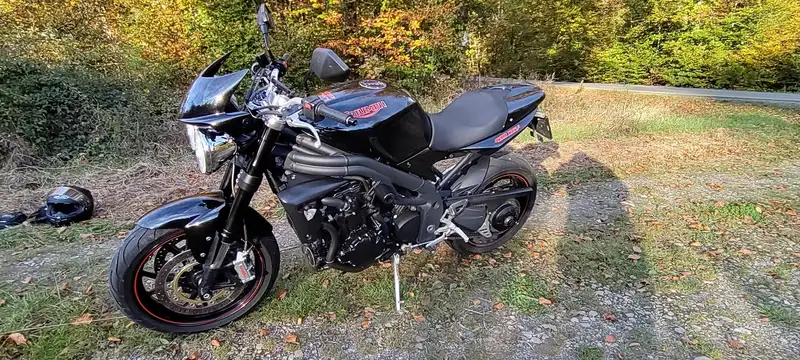 Triumph Speed Triple 1050 - foto 2