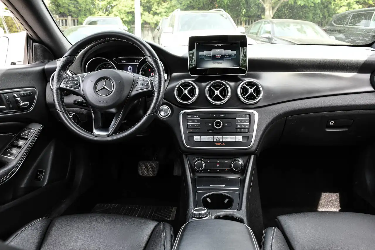 Mercedes-Benz CLA снимка Mercedes-Benz CLA