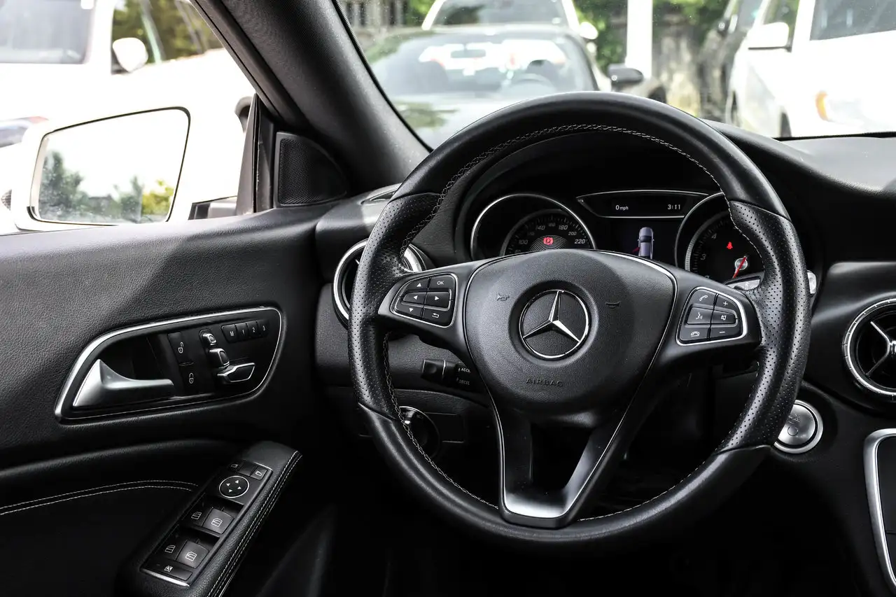 Mercedes-Benz CLA снимка Mercedes-Benz CLA