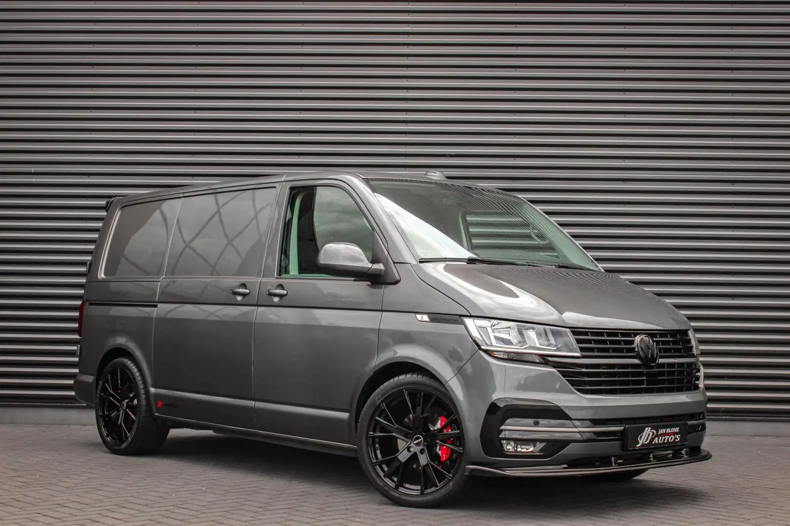 Volkswagen Transporter 2.0 TDI L1H1 150PK JB- EDITION DSG / PDC / VERLAGI Grijs - 2