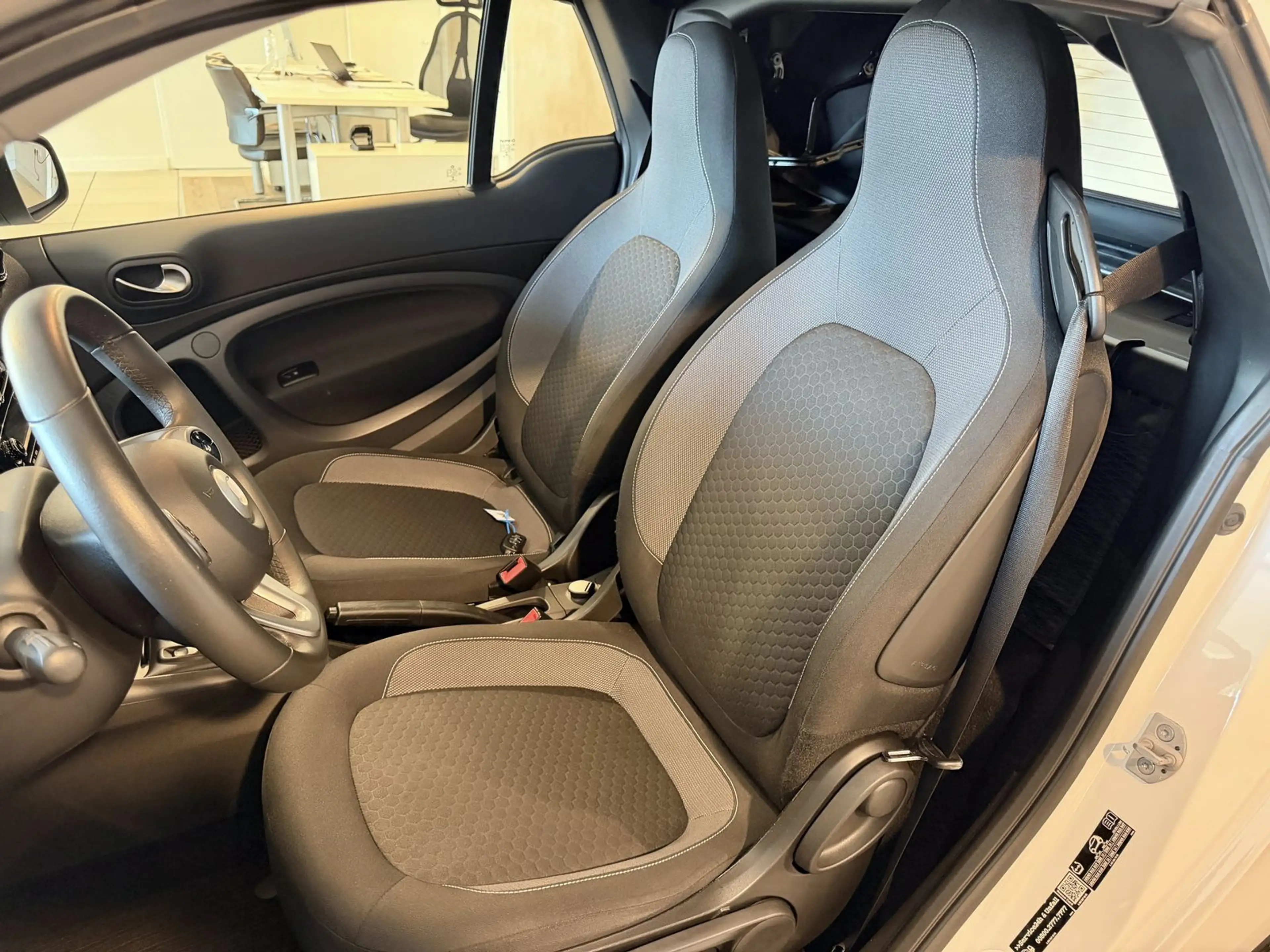 smart forTwo fortwo Cabrio electric drive EQ *1. Hand-MwSt* — photo 13