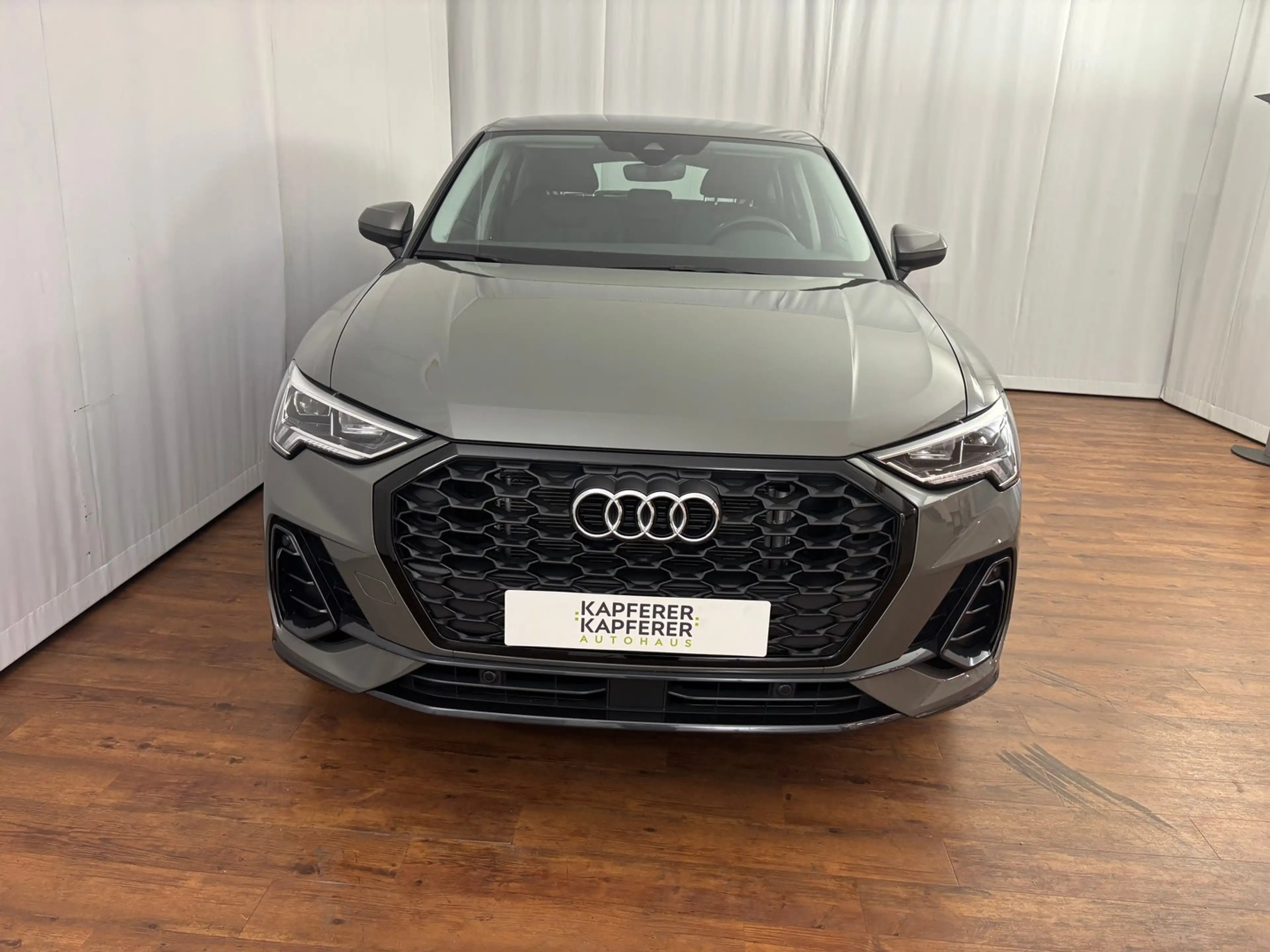 Audi Q3 35 TFSI — photo 3