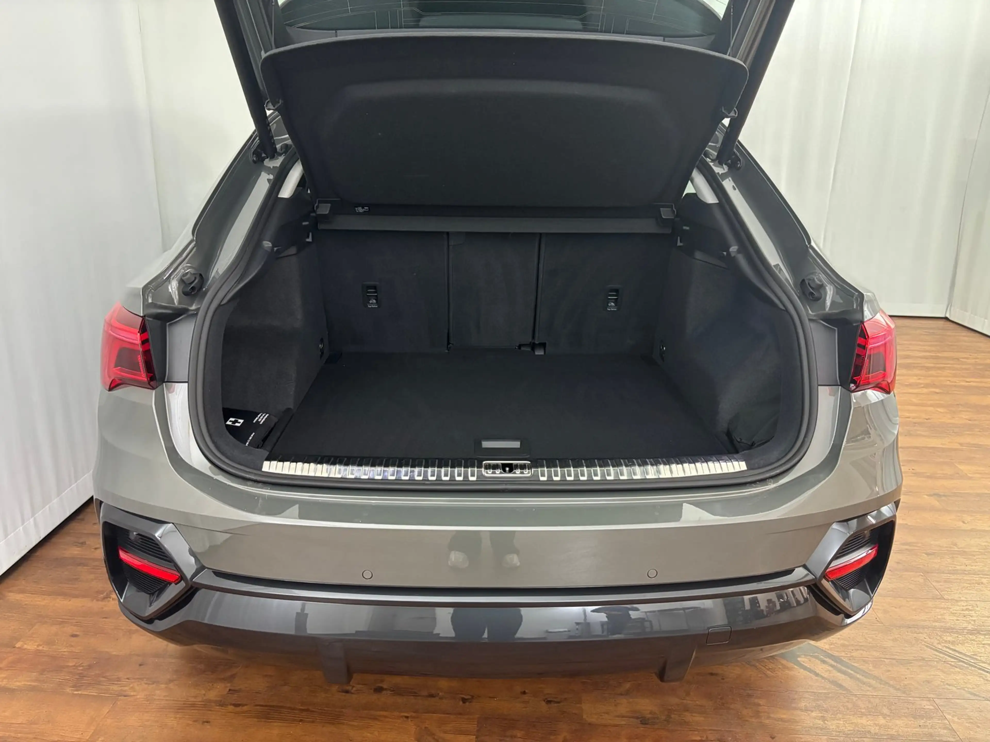 Audi Q3 35 TFSI — photo 11