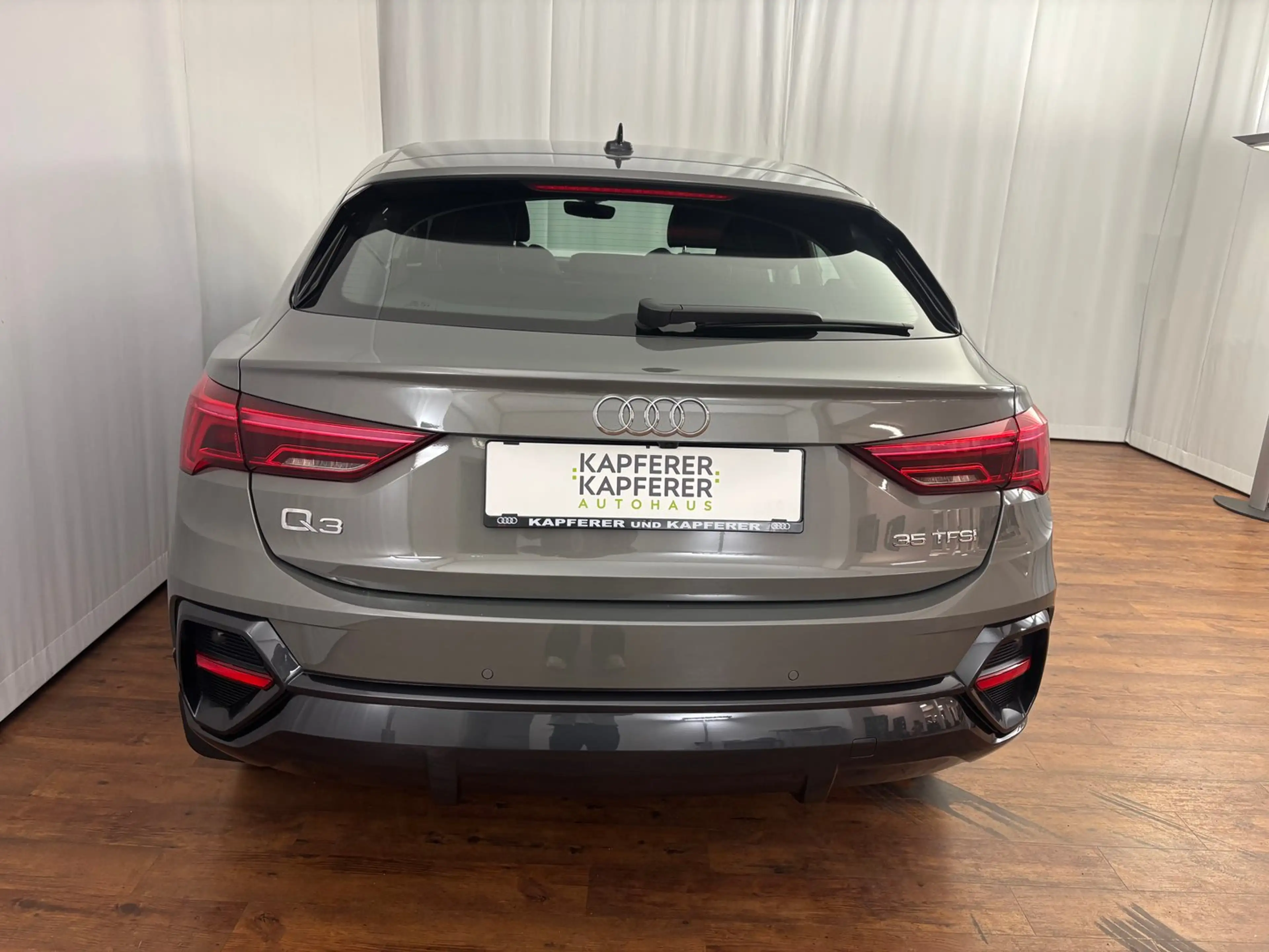 Audi Q3 35 TFSI — photo 12