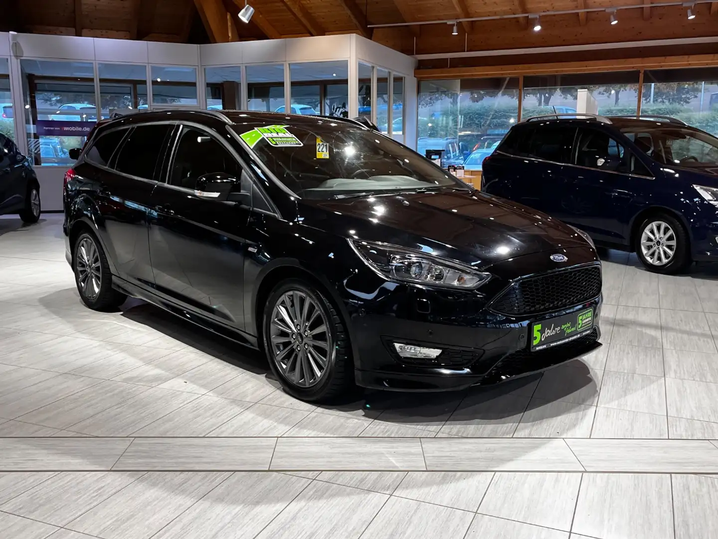 Ford Focus Turnier 1.5 EcoBoost ST-Line Navi+SHZ+PDC Zwart - 2