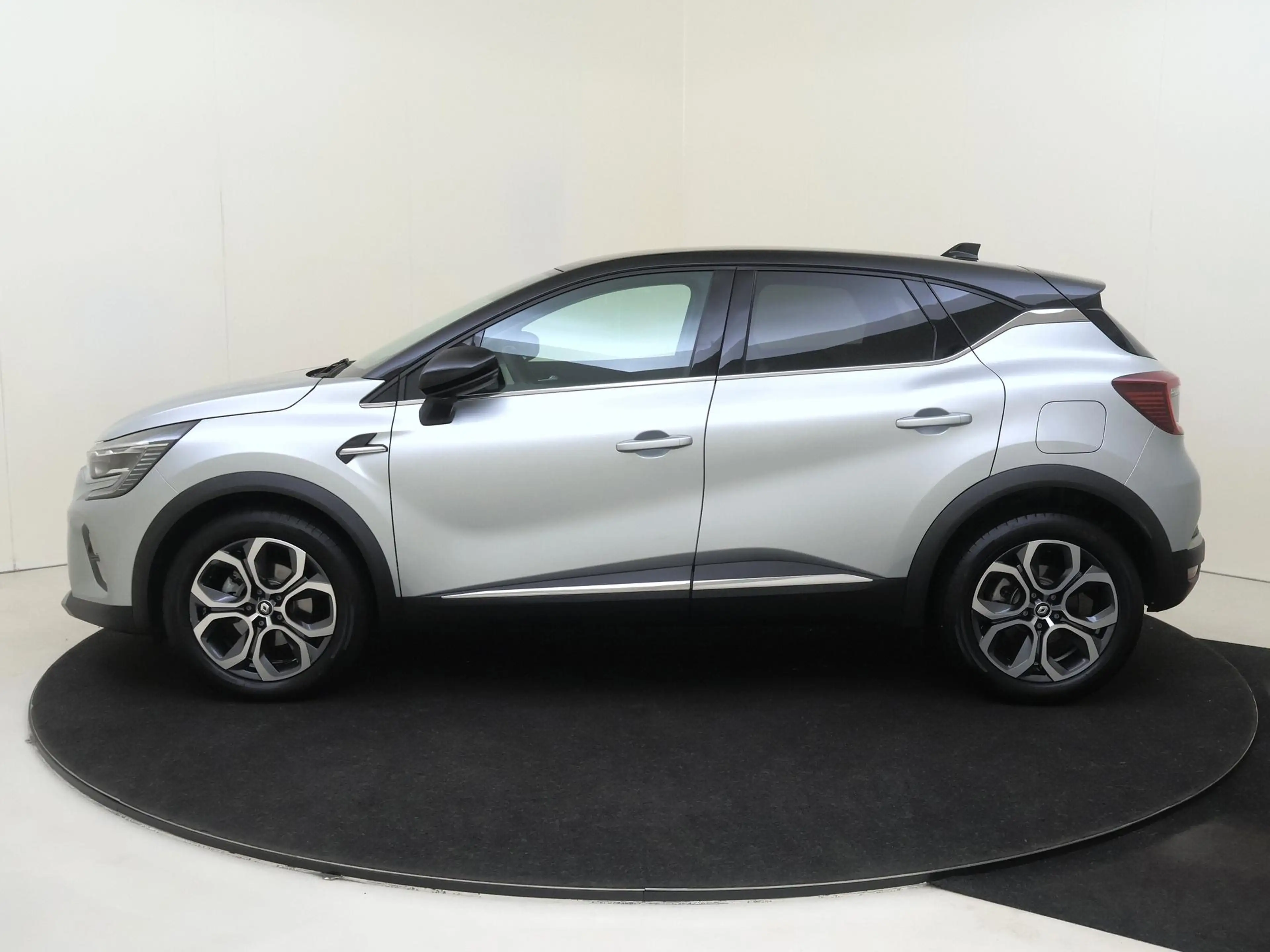 Renault Captur 1.6 E-Tech plug-in hybrid 160 techno — photo 8