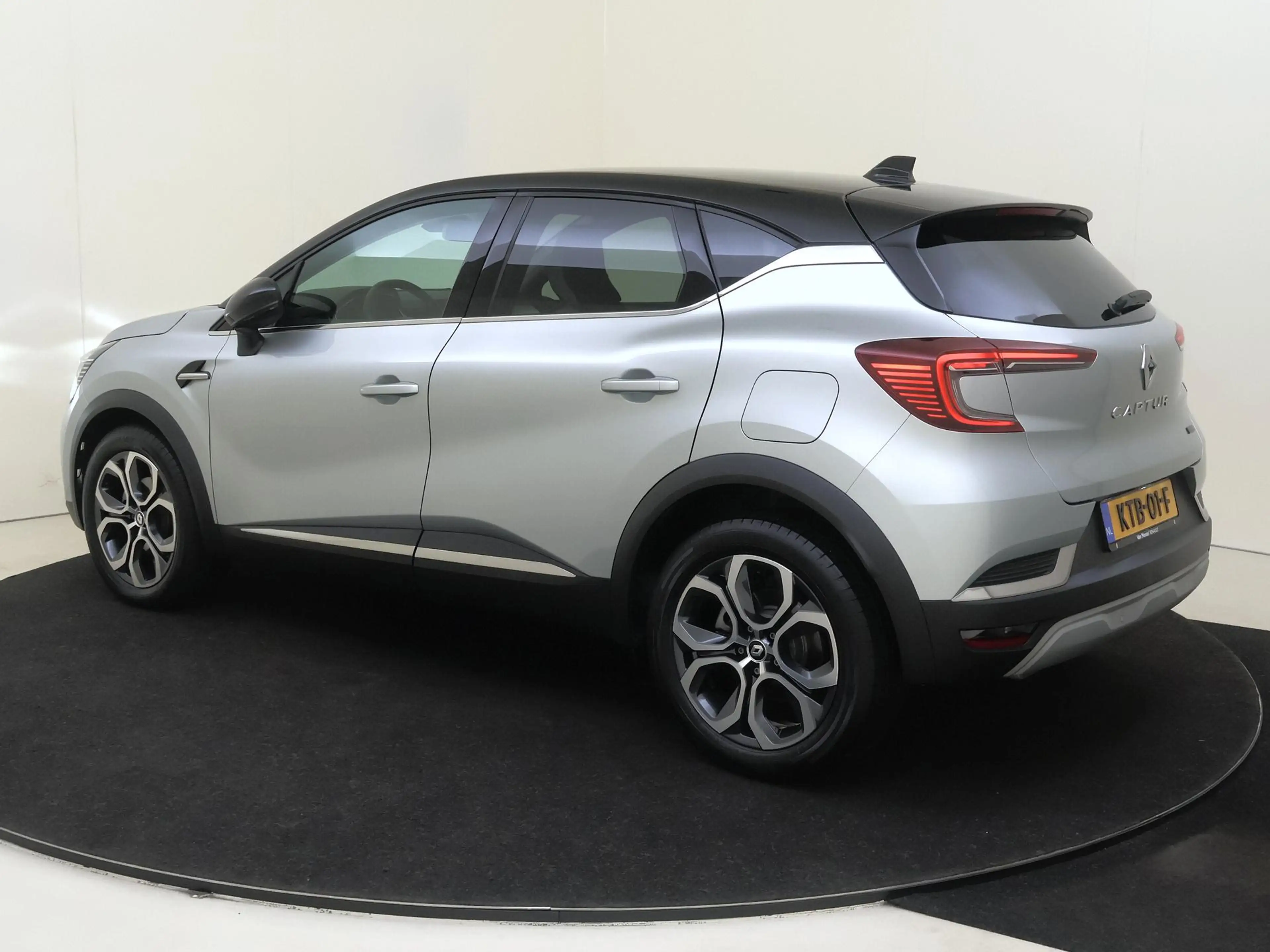 Renault Captur 1.6 E-Tech plug-in hybrid 160 techno — photo 3