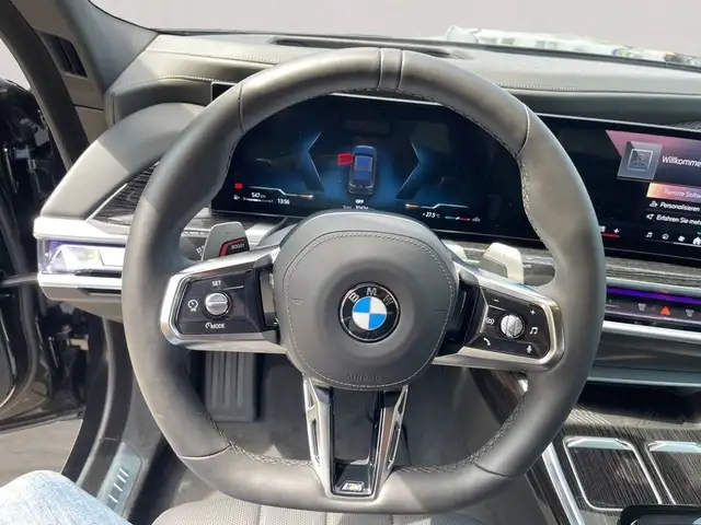 BMW 7 Series view 14