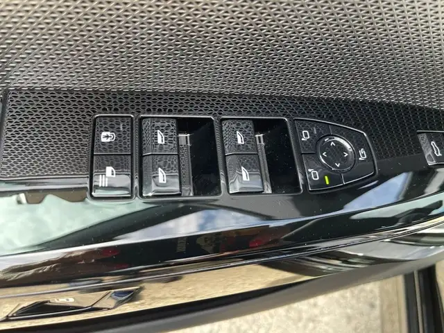 BMW 7 Series view 8