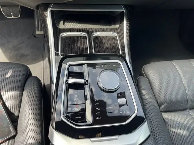 BMW 7 Series view 12