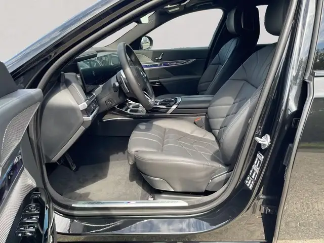 BMW 7 Series view 10