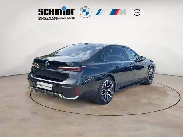 BMW 7 Series view 5