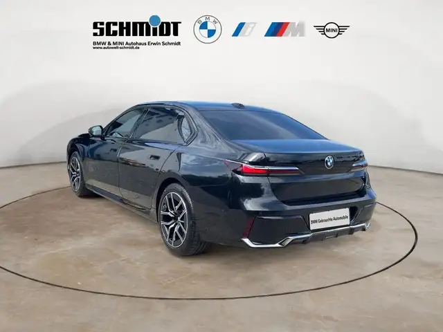 BMW 7 Series view 4