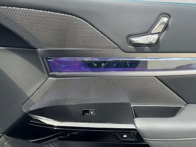BMW 7 Series view 9