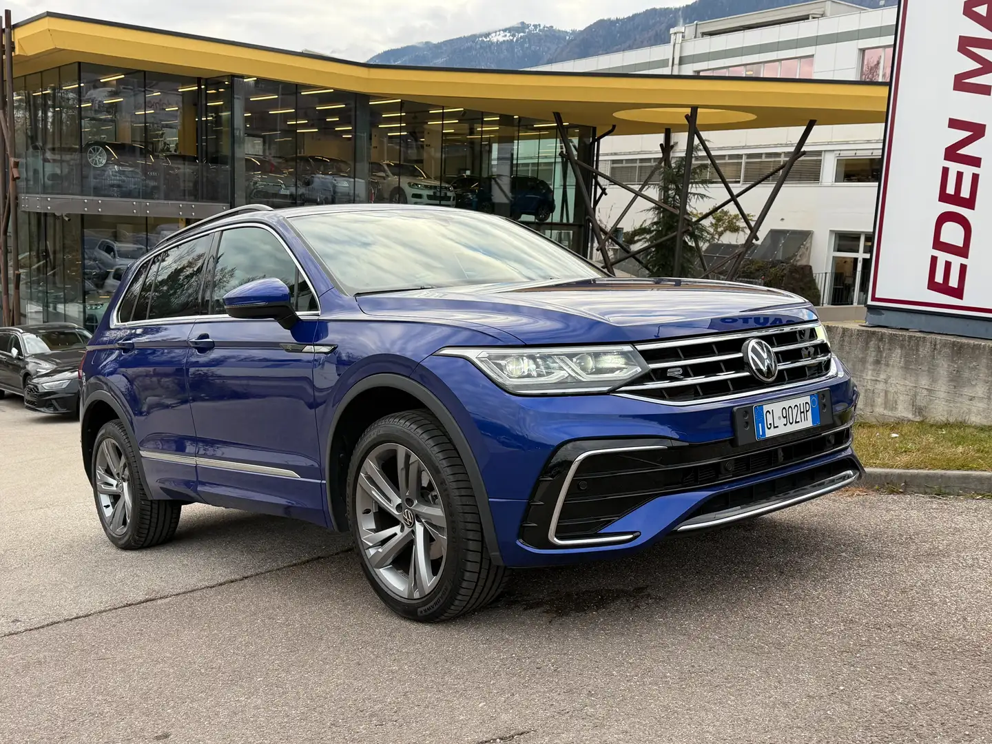Volkswagen Tiguan Tiguan II 2021 2.0 tdi R-Line 4motion 150cv dsg Blau - 2