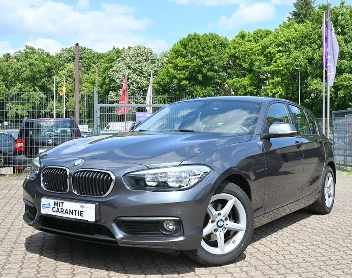 BMW 116 d Advantage LED Klimaautom Sitzhz NAVI 2xPDC Grau - 1