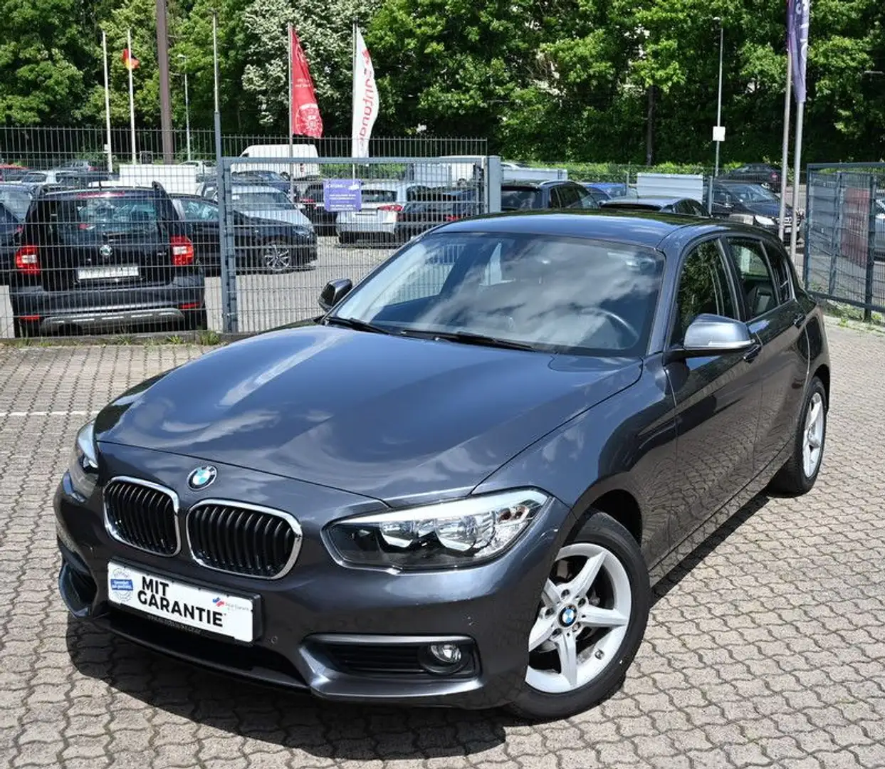 BMW 116 d Advantage LED Klimaautom Sitzhz NAVI 2xPDC Grau - 2
