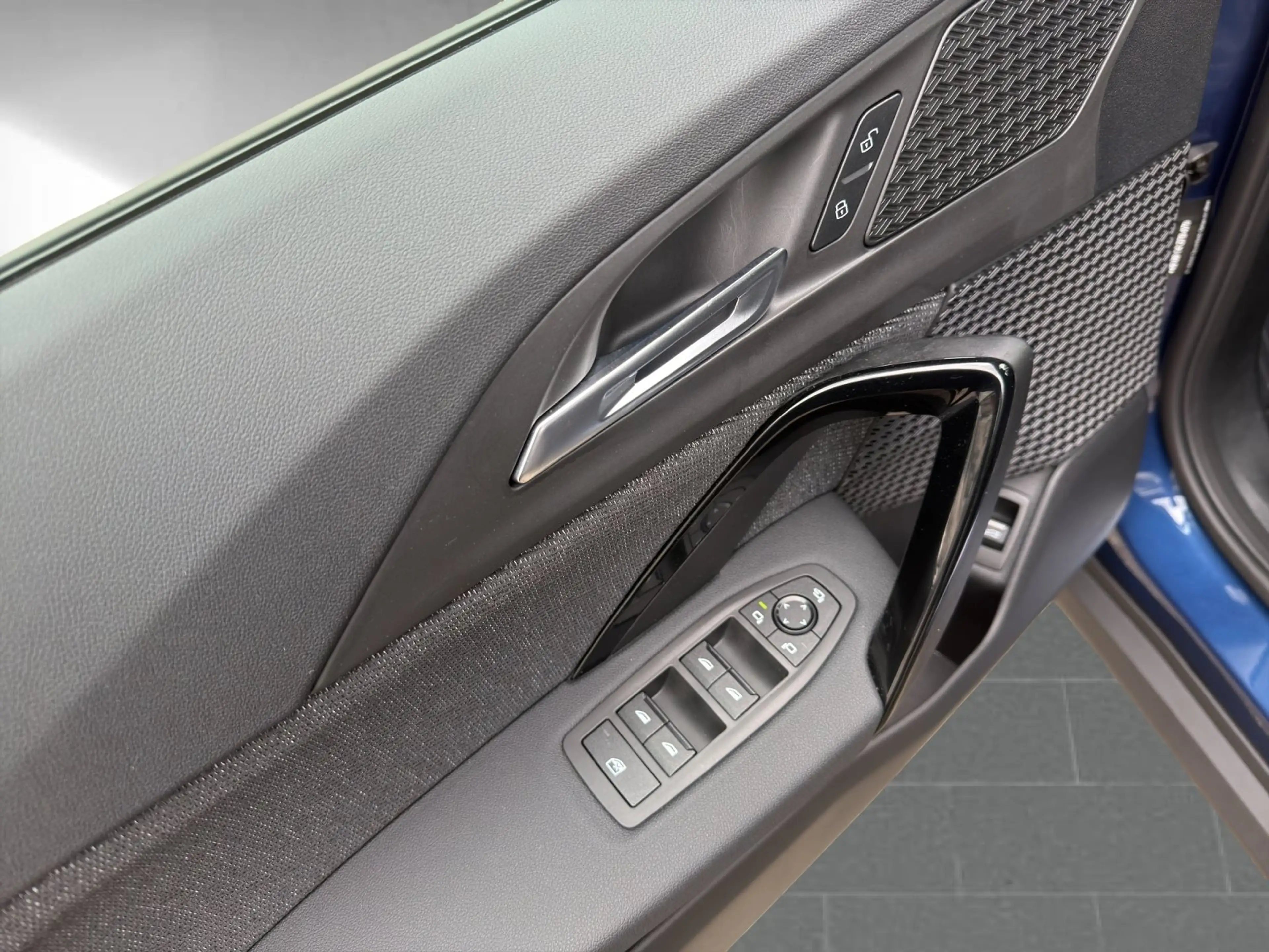 BMW iX1 xDrive30 RFK Sitzhzg Standhzg — photo 10