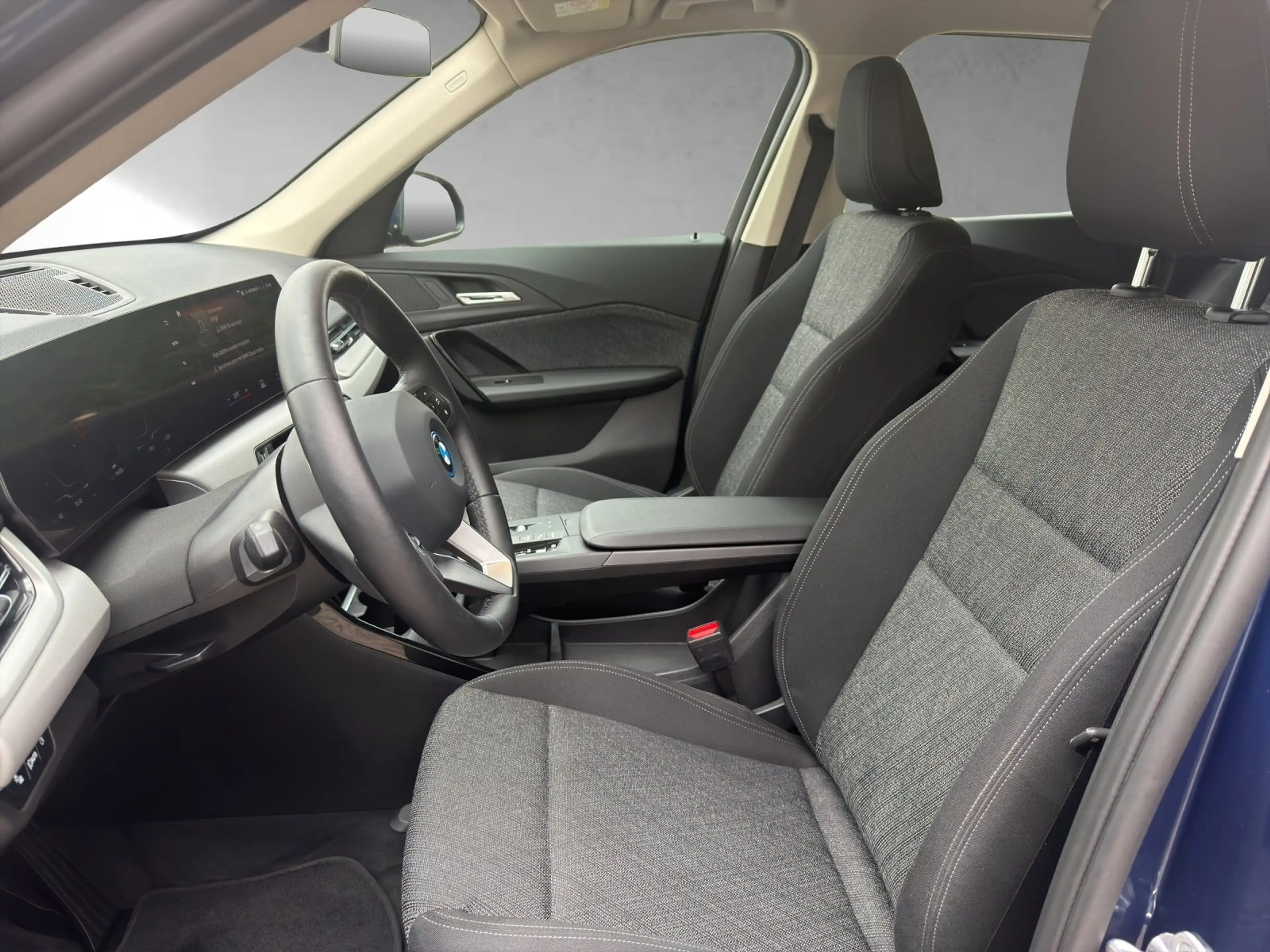 BMW iX1 xDrive30 RFK Sitzhzg Standhzg — photo 9