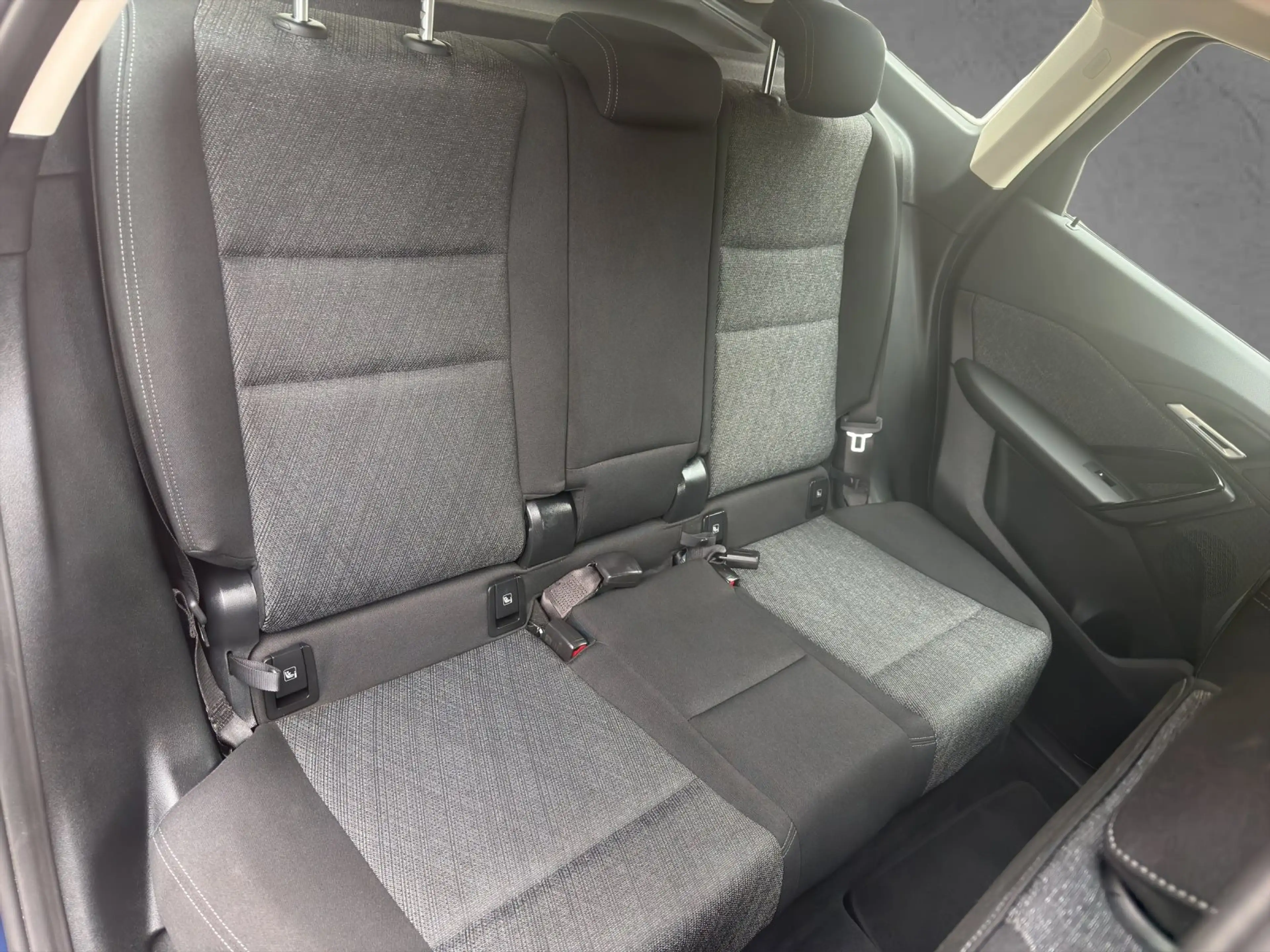 BMW iX1 xDrive30 RFK Sitzhzg Standhzg — photo 13