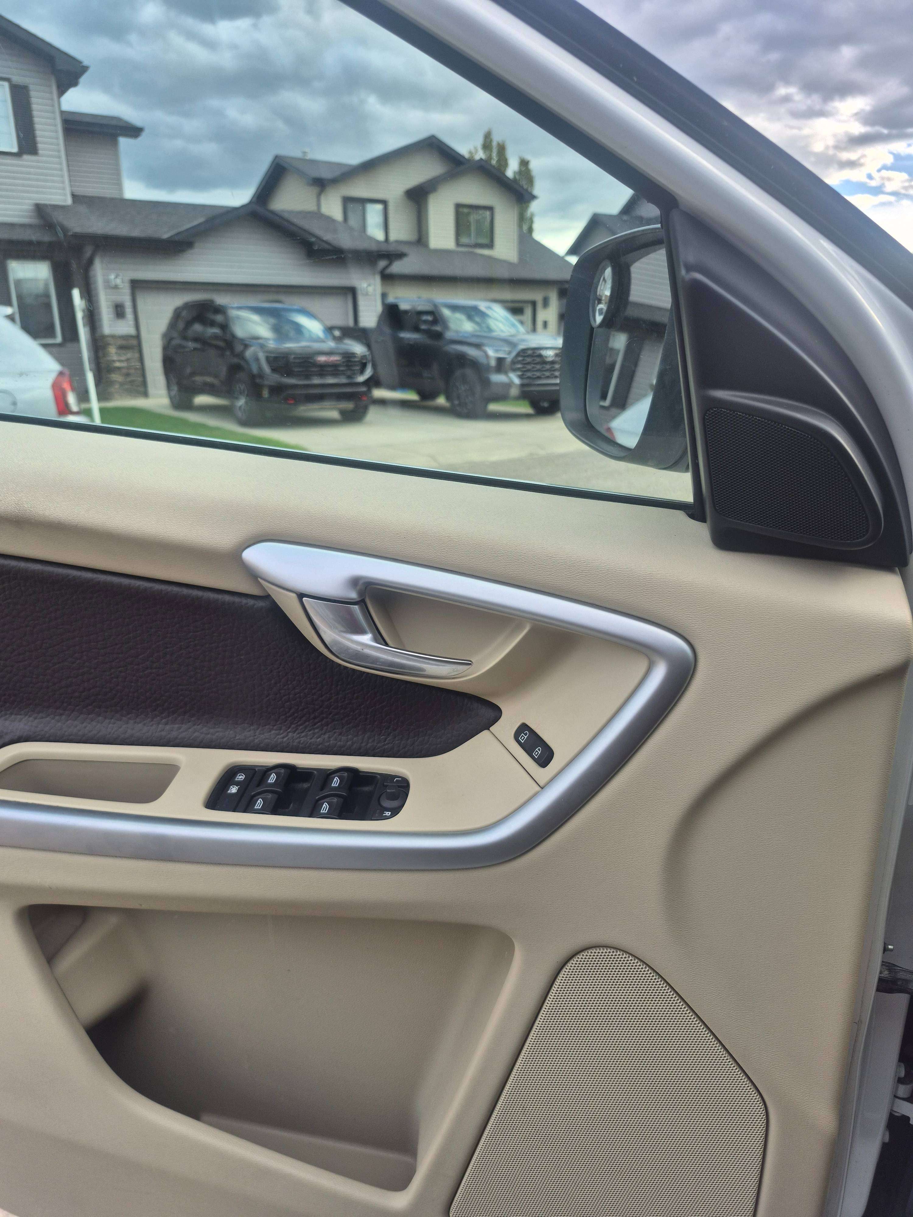 2010 Volvo XC60 T6 R-Design thumb 8