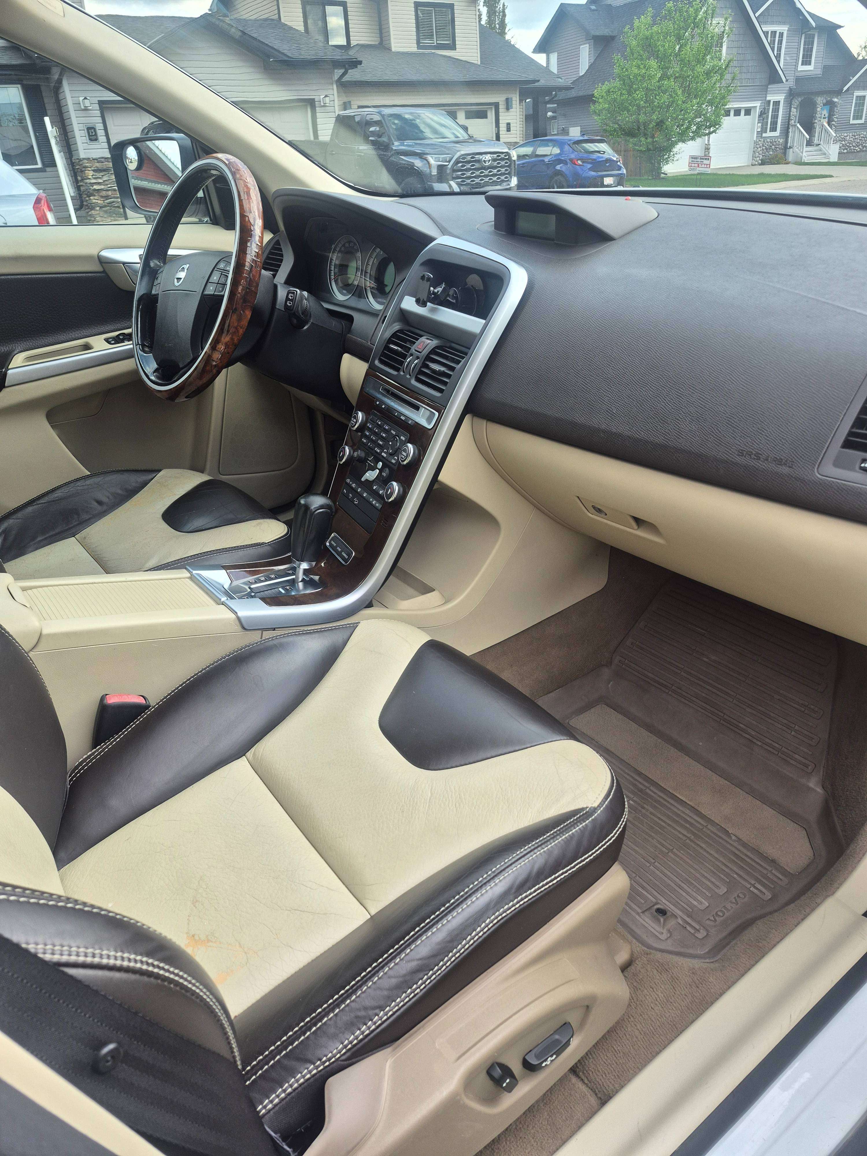 2010 Volvo XC60 T6 R-Design thumb 6