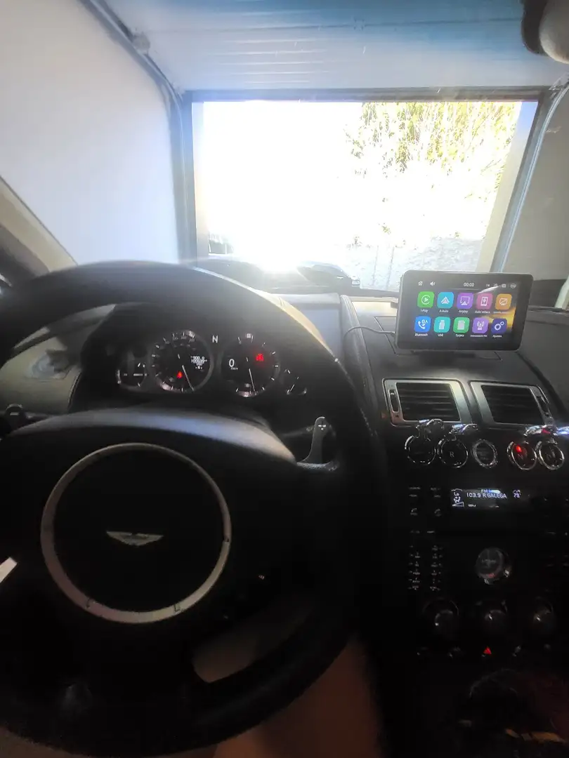 Aston Martin Vantage - 2
