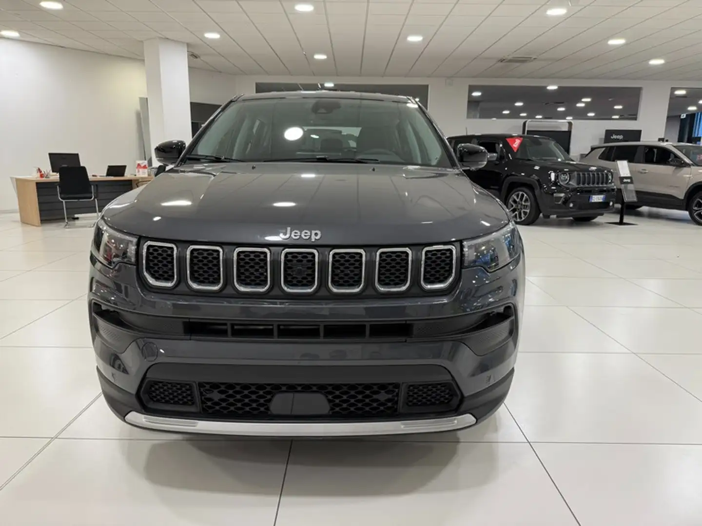Jeep Compass 1.5 Turbo T4 MHEV Altitude Gris - 2
