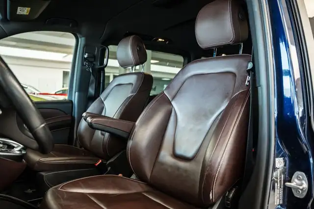 Mercedes-Benz V-Class view 14