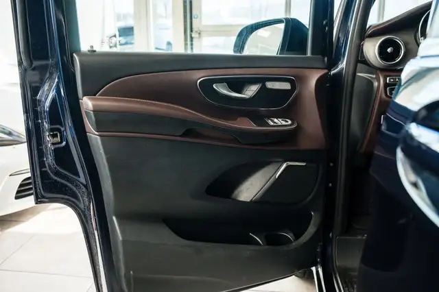 Mercedes-Benz V-Class view 11