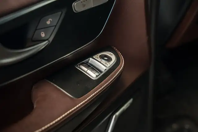 Mercedes-Benz V-Class view 12