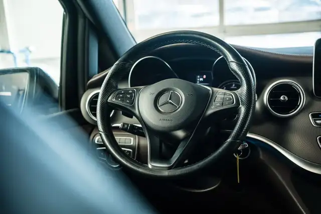 Mercedes-Benz V-Class view 15