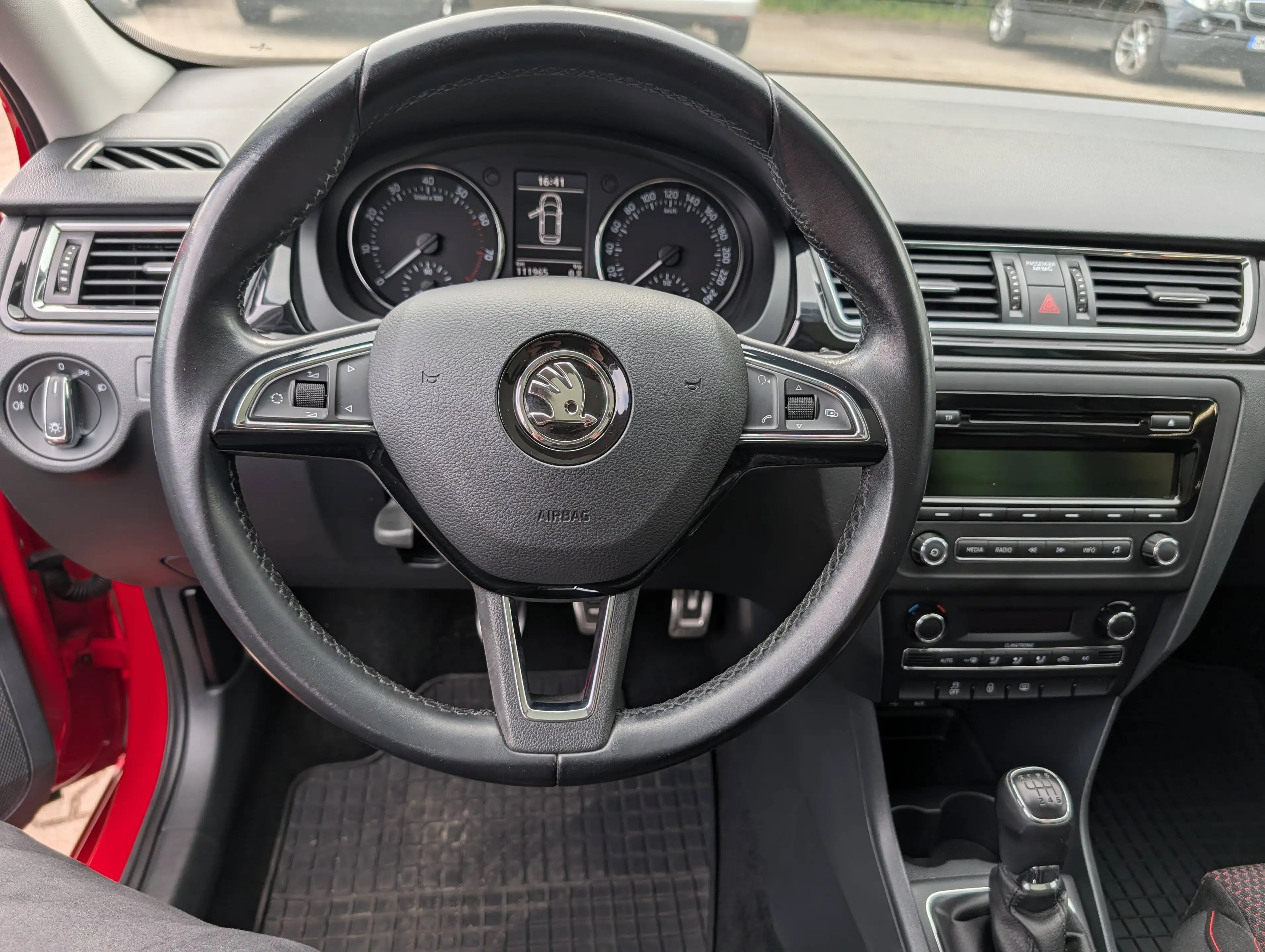 Skoda Rapid/Spaceback Elegance | Tempomat | Klimaautomatik | Leder-/Multifunktionslenkrad | Panoramadach — photo 9