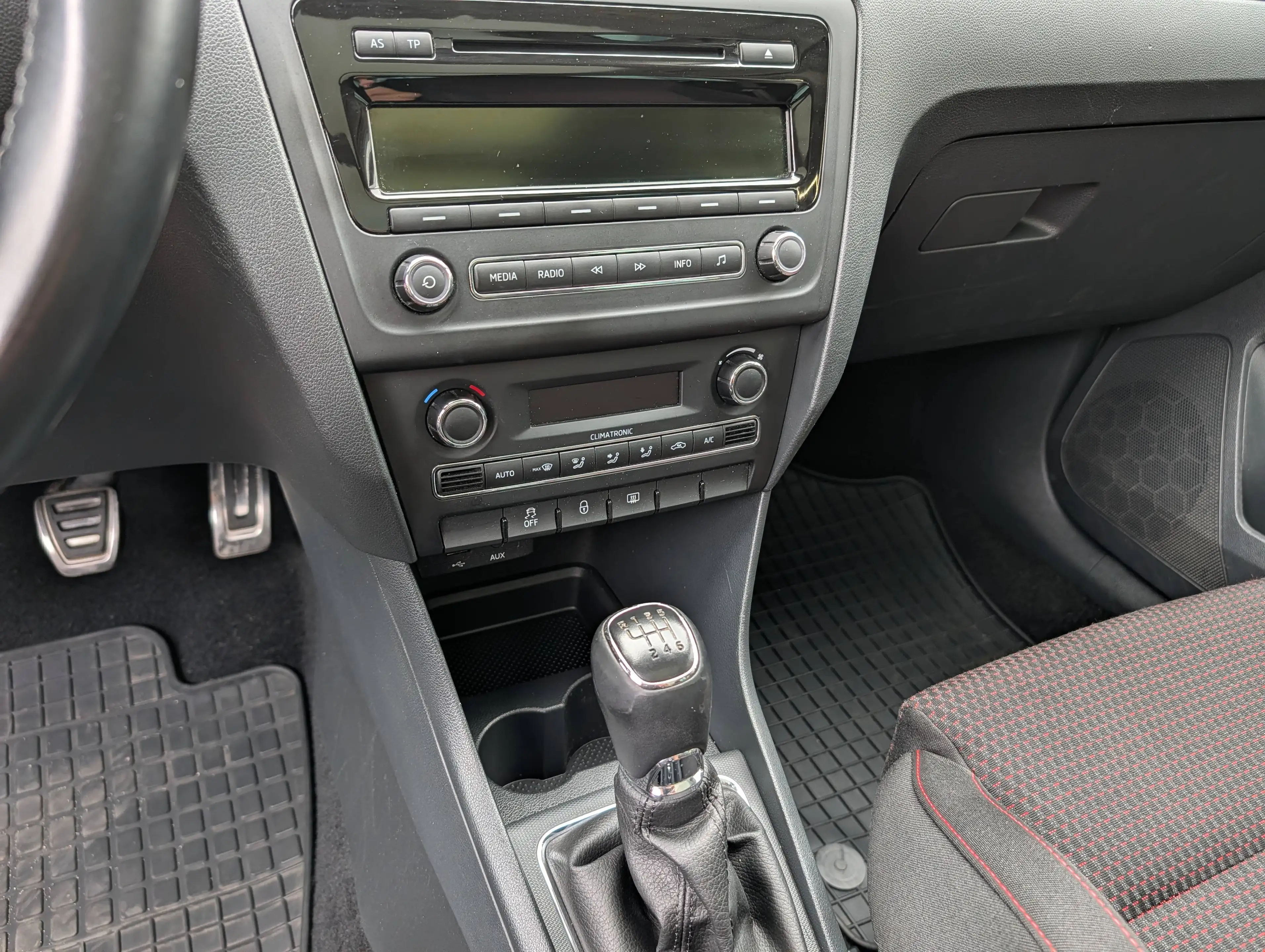 Skoda Rapid/Spaceback Elegance | Tempomat | Klimaautomatik | Leder-/Multifunktionslenkrad | Panoramadach — photo 8