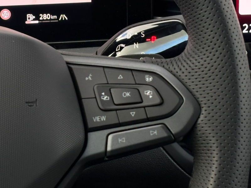 Volkswagen T-Roc R-Line First Edition | 'App-Connect' draadloze sma — photo 9