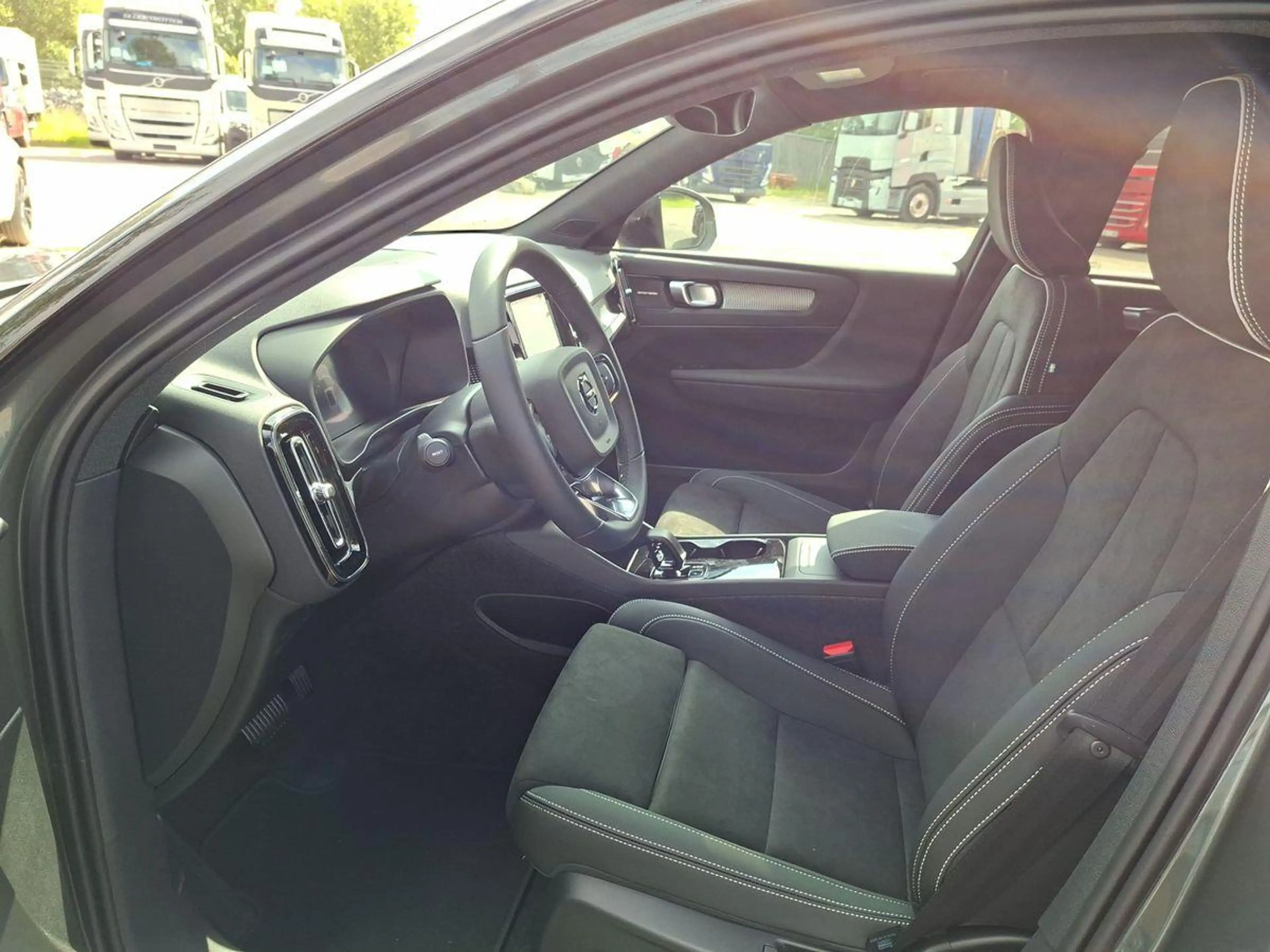 Volvo EX40 Single Motor Ext Range RWD Ultra Dark 19" 360° AHK — photo 10